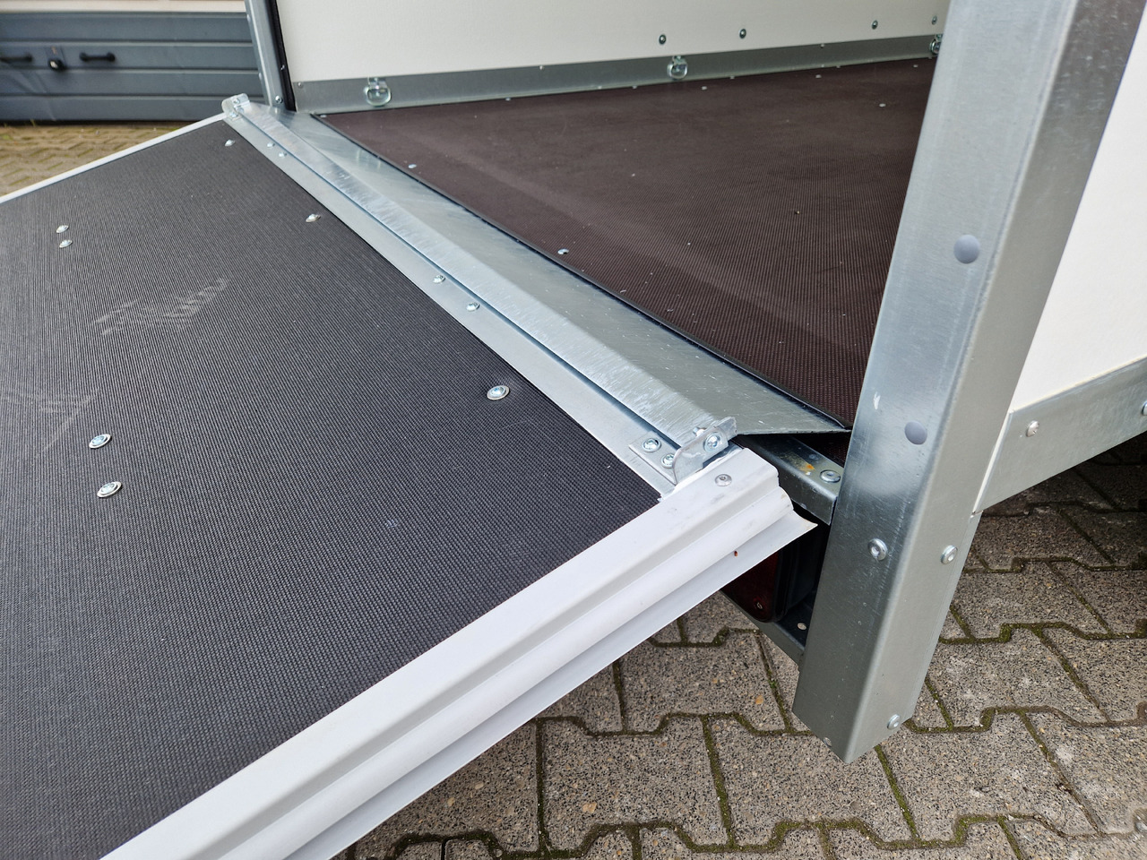 Brenderup Cargo Dynamic CD300 TB R 300x150x185cm Heckrampe Wabenwände (M) 2000kg - Closed box trailer: picture 5 Brenderup Cargo Dynamic CD300 TB R 300x150x185cm Heckrampe Wabenwände (M) 2000kg - Closed box trailer: picture 5