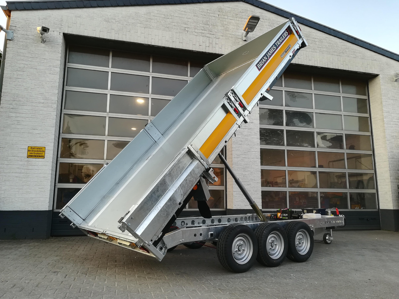 Brian James Trailer CarGO Tipper 2 elektrisch 360x195x30cm Stahlbordwände Pendel 12" Tridem 3,5t on - Tipper trailer: picture 1 Brian James Trailer CarGO Tipper 2 elektrisch 360x195x30cm Stahlbordwände Pendel 12" Tridem 3,5t on - Tipper trailer: picture 1