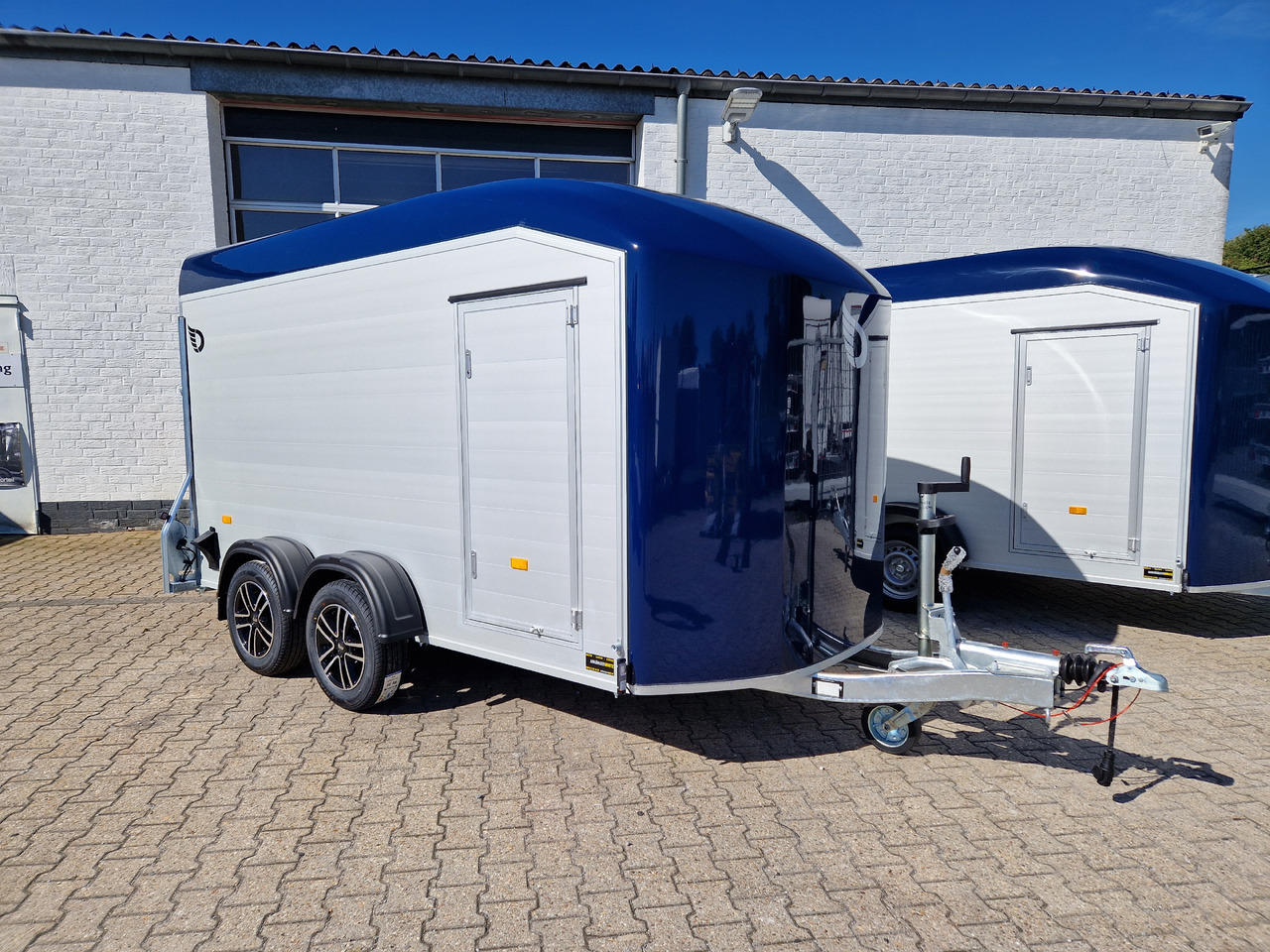 Cargo Roadster 700 plus 375x180x200cm Alu Poly kingblue Seitentür Alufelgen darkline Pullman 2600kg - Closed box trailer: picture 2 Cargo Roadster 700 plus 375x180x200cm Alu Poly kingblue Seitentür Alufelgen darkline Pullman 2600kg - Closed box trailer: picture 2