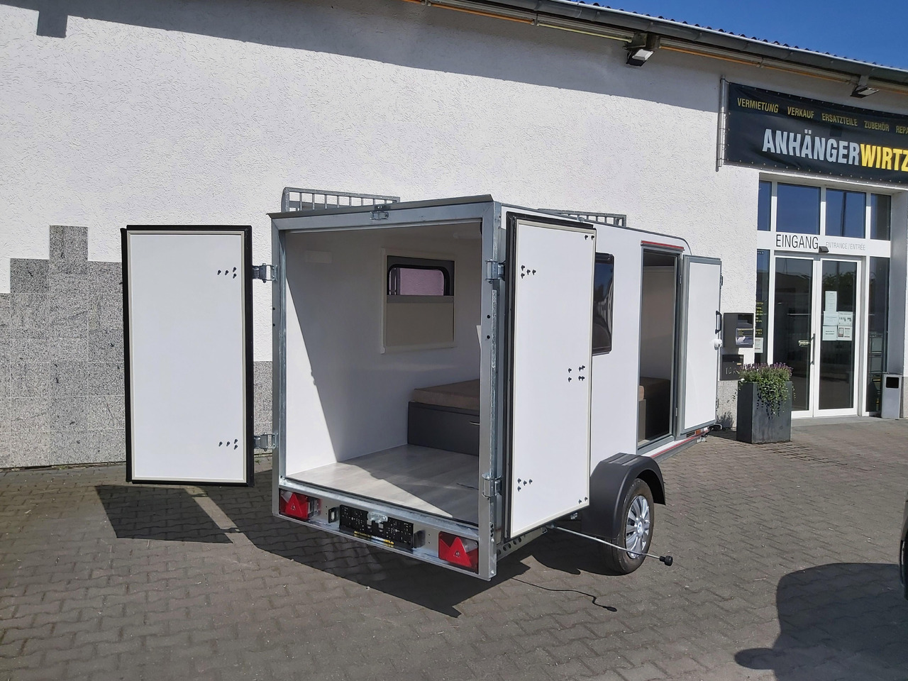 Kargo Camp TFS S Midi 320x150x150cm aero LUX Bett Fenster Seitentür Dachluke Strom 750kg Bremse 2024 - Caravan: picture 5 Kargo Camp TFS S Midi 320x150x150cm aero LUX Bett Fenster Seitentür Dachluke Strom 750kg Bremse 2024 - Caravan: picture 5