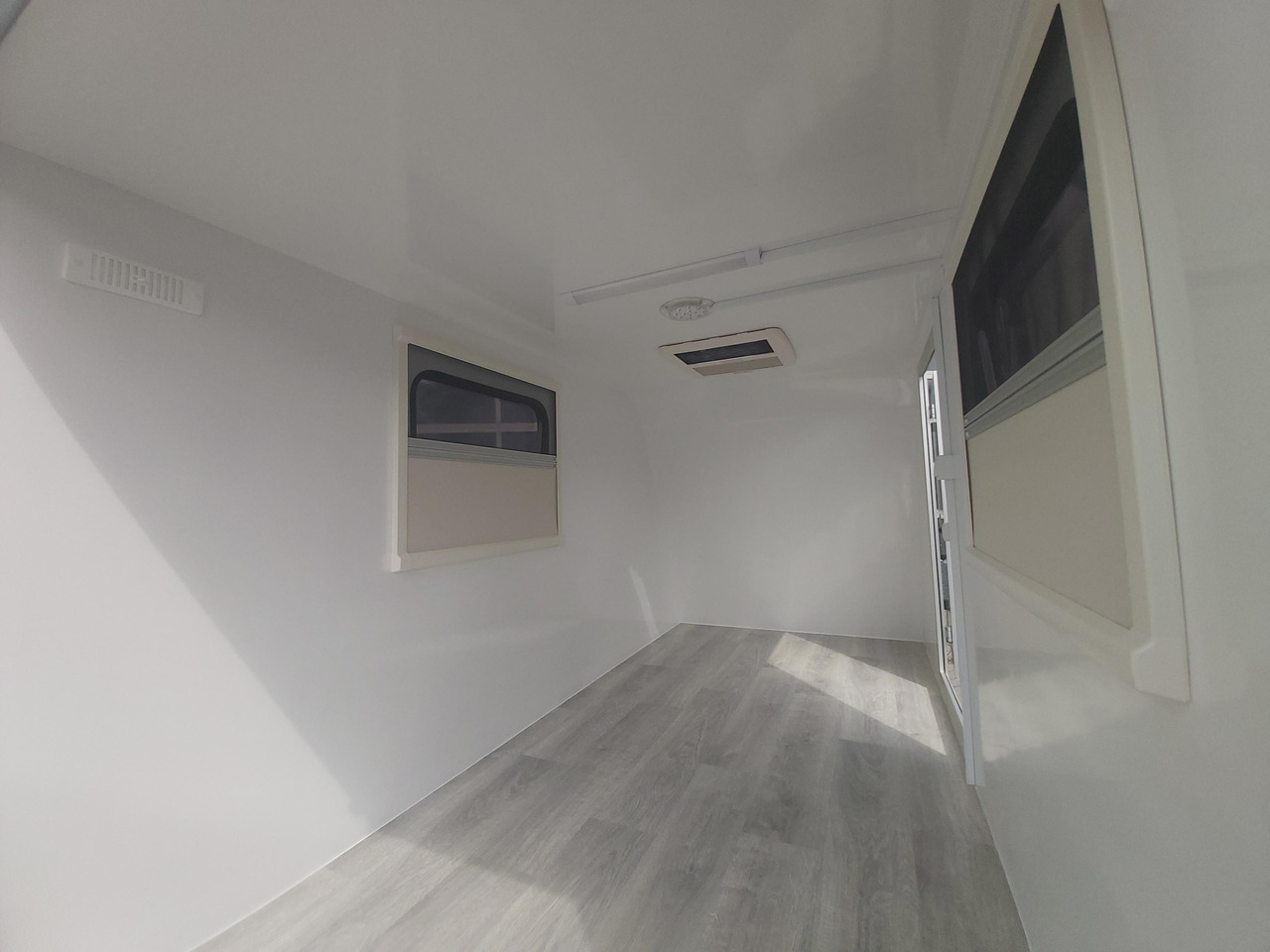 Kargo Camp TFS S Midi 320x150x150cm aero Seitentür Fenster Strom 230V (S) 750kg gebremst Modell 22 - Caravan: picture 3 Kargo Camp TFS S Midi 320x150x150cm aero Seitentür Fenster Strom 230V (S) 750kg gebremst Modell 22 - Caravan: picture 3