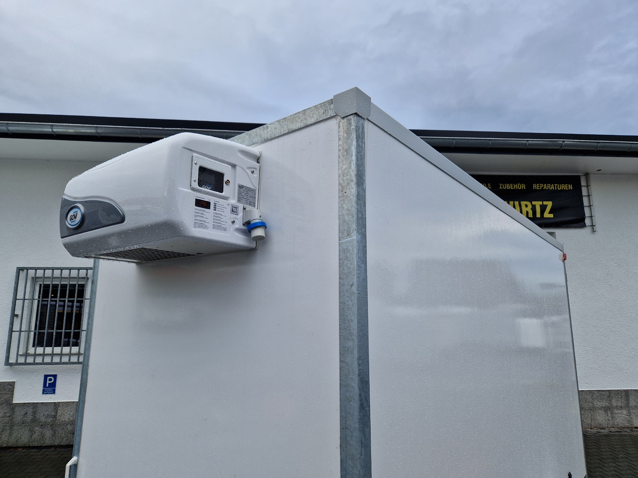 Kargo CoolBoxx FK2736HT 355x162x198cm 230V +Kühlung Govi Arktik 2000 (L) 2700kg - Refrigerated trailer: picture 4 Kargo CoolBoxx FK2736HT 355x162x198cm 230V +Kühlung Govi Arktik 2000 (L) 2700kg - Refrigerated trailer: picture 4