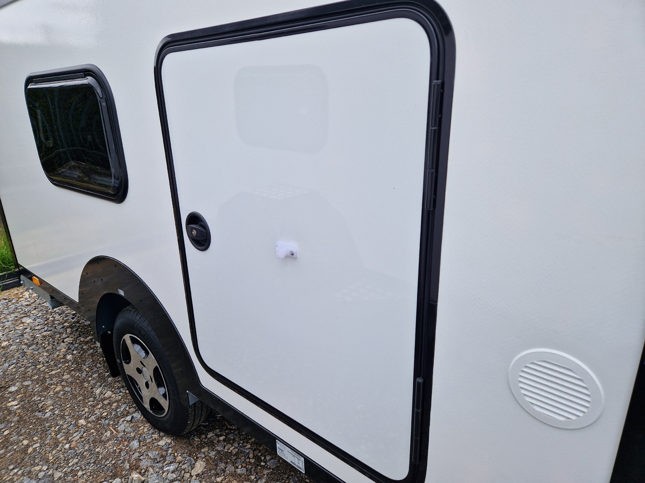 Mini Caravan Cargo Base Camp M+ wild 290cm Alufelgen 2 Fenster 100km/H 800kg - Caravan: picture 2 Mini Caravan Cargo Base Camp M+ wild 290cm Alufelgen 2 Fenster 100km/H 800kg - Caravan: picture 2