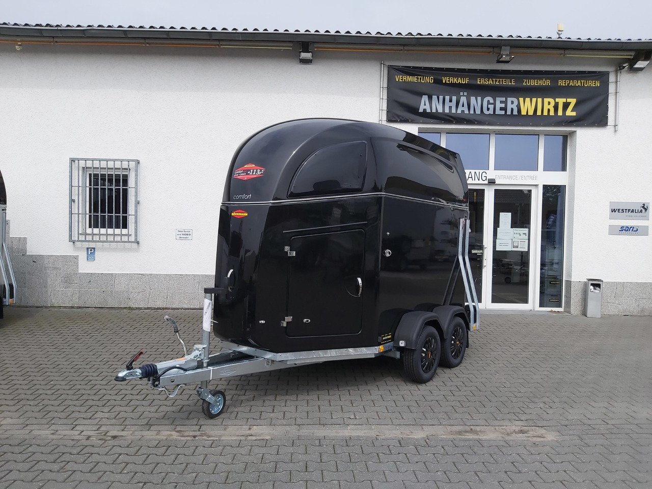Pferdeanhänger Böckmann Comfort Esprit black Set Sattelkammer Trittschutz 100km/H 2400kg Modell 2024 - Horse trailer: picture 2 Pferdeanhänger Böckmann Comfort Esprit black Set Sattelkammer Trittschutz 100km/H 2400kg Modell 2024 - Horse trailer: picture 2
