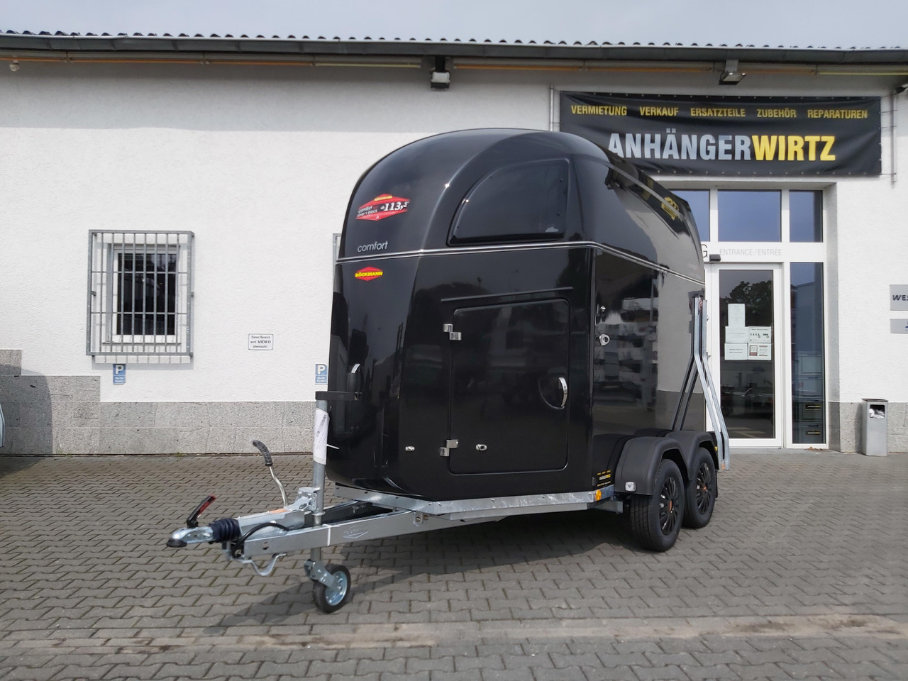 Pferdeanhänger Böckmann Comfort Esprit black Set Sattelkammer Trittschutz 100km/H 2400kg Modell 2024 - Horse trailer: picture 1 Pferdeanhänger Böckmann Comfort Esprit black Set Sattelkammer Trittschutz 100km/H 2400kg Modell 2024 - Horse trailer: picture 1
