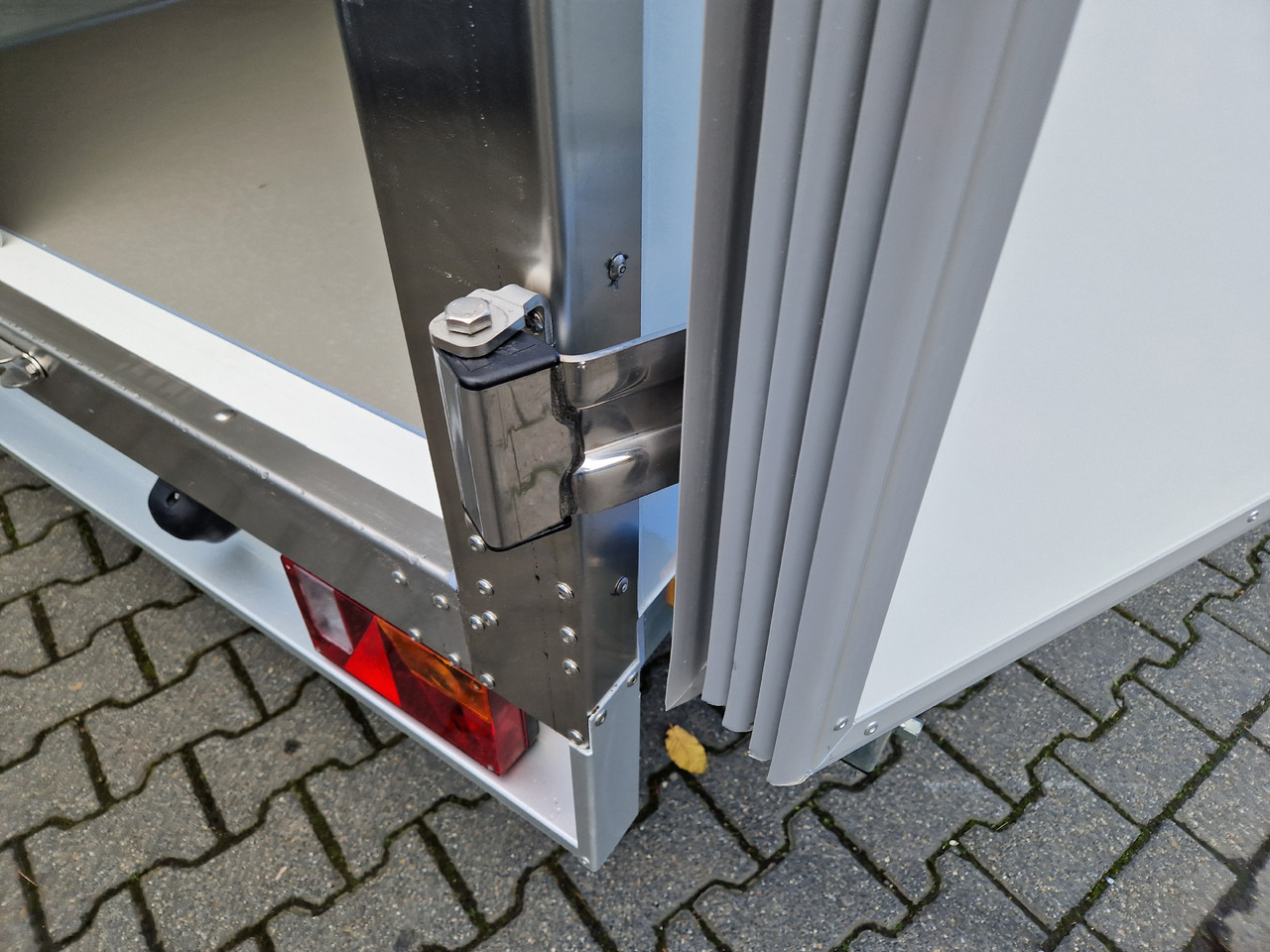 Tiefkühlanhänger AZK 2734/156 336x156x200cm 100 Frigoliner GOVI K6 bis -18°C (M) 2700kg - Refrigerated trailer: picture 3 Tiefkühlanhänger AZK 2734/156 336x156x200cm 100 Frigoliner GOVI K6 bis -18°C (M) 2700kg - Refrigerated trailer: picture 3