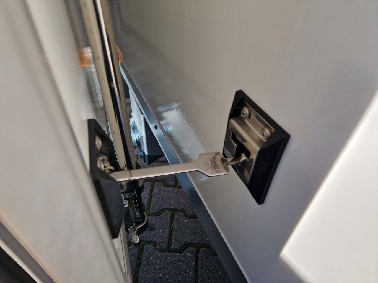 Tiefkühlanhänger AZK 2734/180 336x170x200cm 100/100 GOVI K6 bis -18°C (M) 2700kg - Refrigerated trailer: picture 4 Tiefkühlanhänger AZK 2734/180 336x170x200cm 100/100 GOVI K6 bis -18°C (M) 2700kg - Refrigerated trailer: picture 4