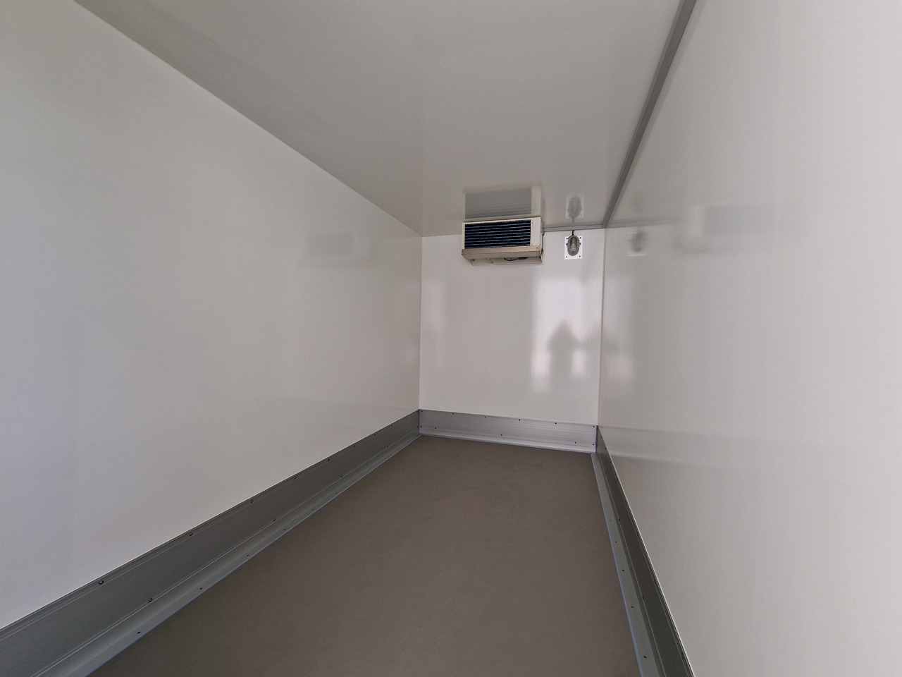 Tiefkühlanhänger AZK 2734/180 336x170x200cm 100/100 GOVI K6 bis -18°C (M) 2700kg - Refrigerated trailer: picture 3 Tiefkühlanhänger AZK 2734/180 336x170x200cm 100/100 GOVI K6 bis -18°C (M) 2700kg - Refrigerated trailer: picture 3