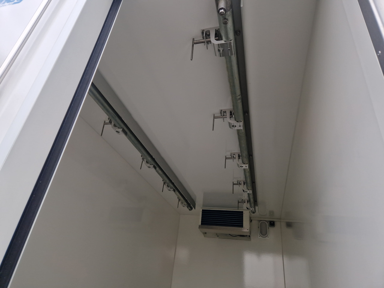 Tiefkühlanhänger AZK 3534/156 336x146x220cm Rohrbahnen Govi Kälteaggregat 3500kg - Refrigerated trailer: picture 2 Tiefkühlanhänger AZK 3534/156 336x146x220cm Rohrbahnen Govi Kälteaggregat 3500kg - Refrigerated trailer: picture 2