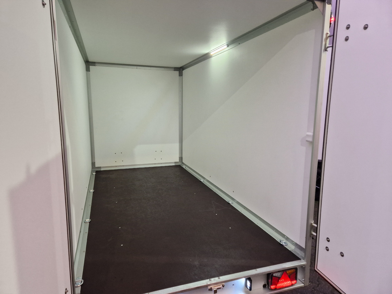 Variant 2517 C4 Edition black 346x168x188cm Alufelgen 2500kg 100 km/H - Closed box trailer: picture 5 Variant 2517 C4 Edition black 346x168x188cm Alufelgen 2500kg 100 km/H - Closed box trailer: picture 5