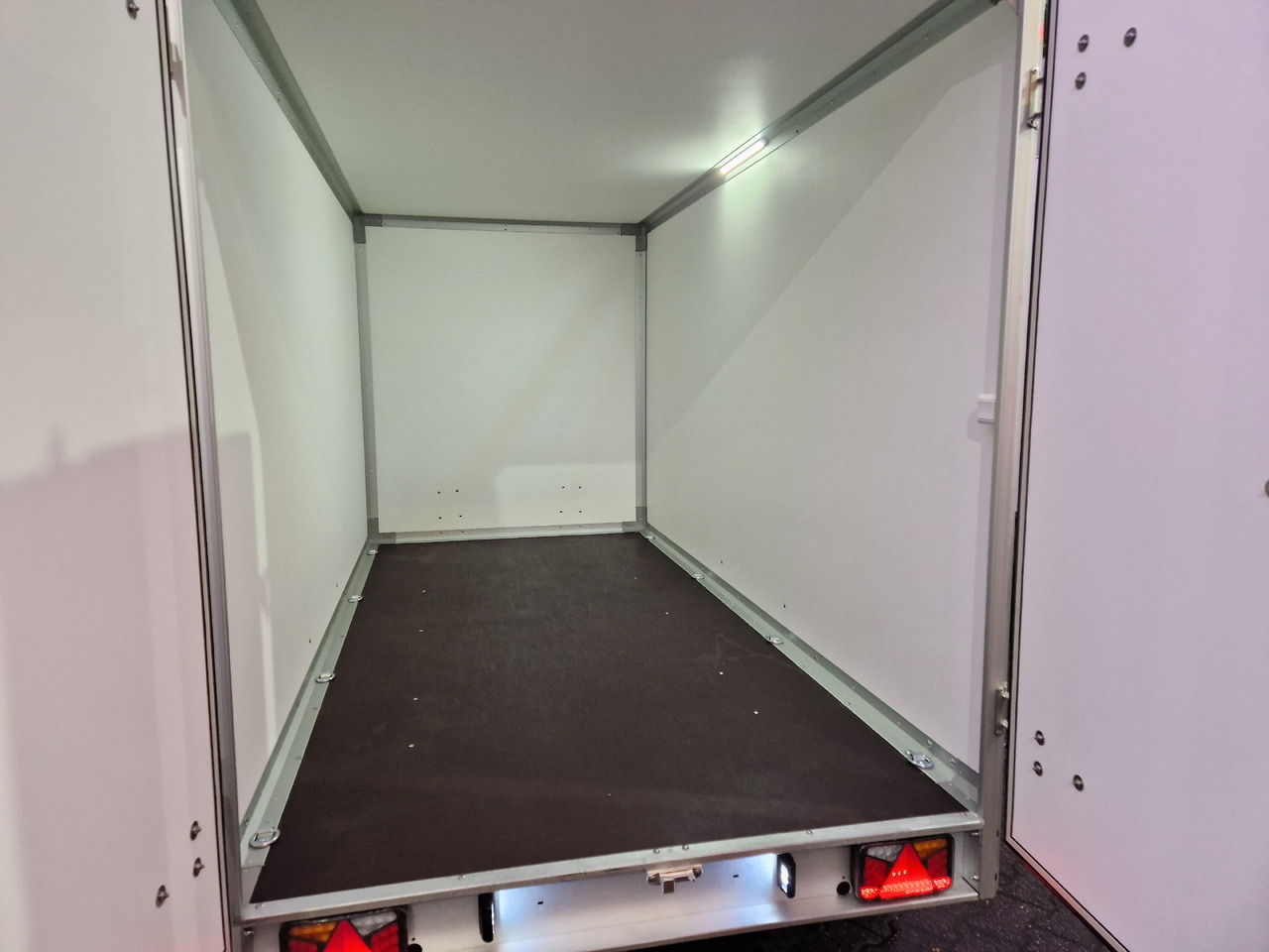 Variant 2517 C4 Edition black 346x168x188cm Alufelgen 2500kg 100 km/H - Closed box trailer: picture 4 Variant 2517 C4 Edition black 346x168x188cm Alufelgen 2500kg 100 km/H - Closed box trailer: picture 4
