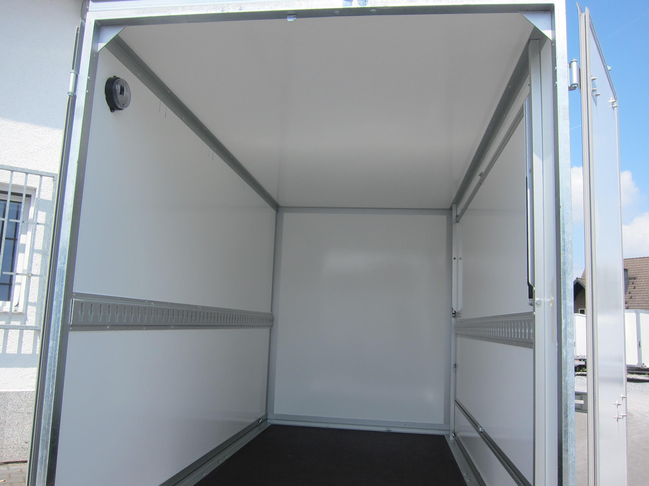 WM Meyer Koffer AZ 1330/151 S35 +Seitenklappe Zurrsystem (M) 1300kg - Closed box trailer: picture 5 WM Meyer Koffer AZ 1330/151 S35 +Seitenklappe Zurrsystem (M) 1300kg - Closed box trailer: picture 5