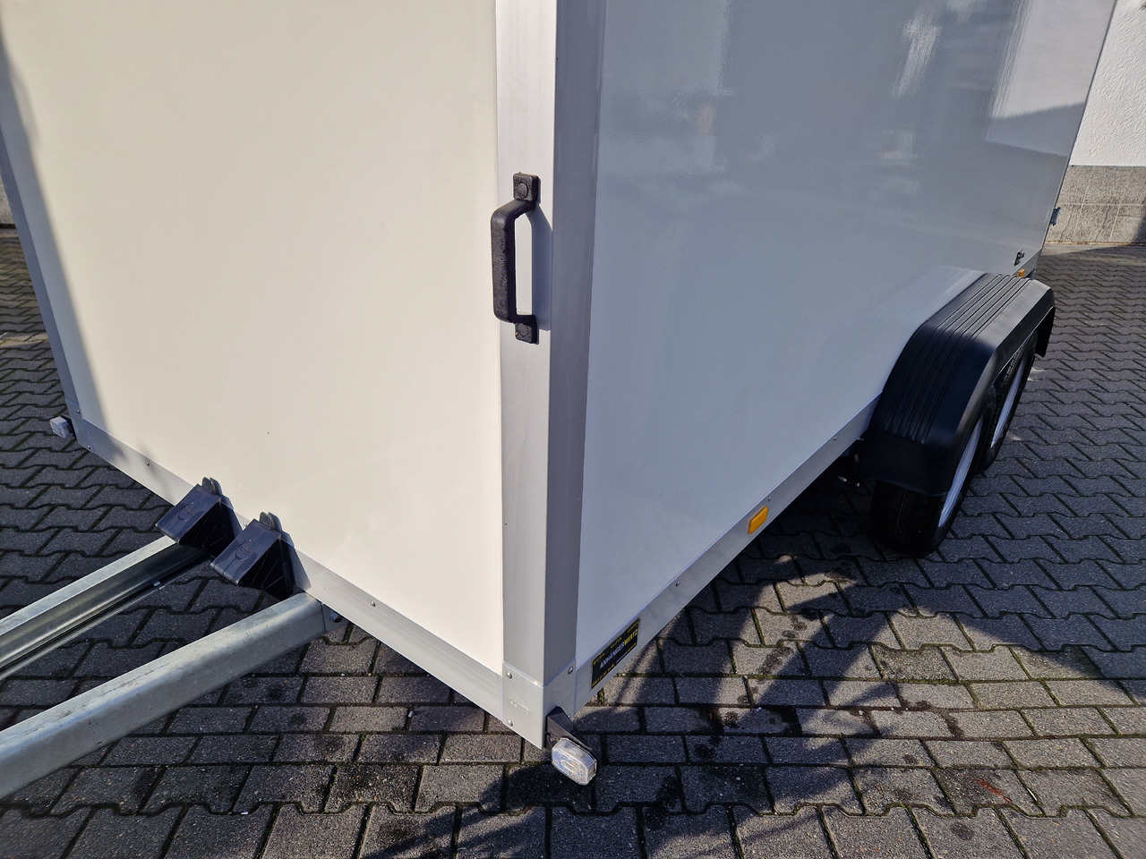 WM Meyer Koffer AZ 2040/151 S35 401x151x185cm (XL) 2000kg - Closed box trailer: picture 2 WM Meyer Koffer AZ 2040/151 S35 401x151x185cm (XL) 2000kg - Closed box trailer: picture 2