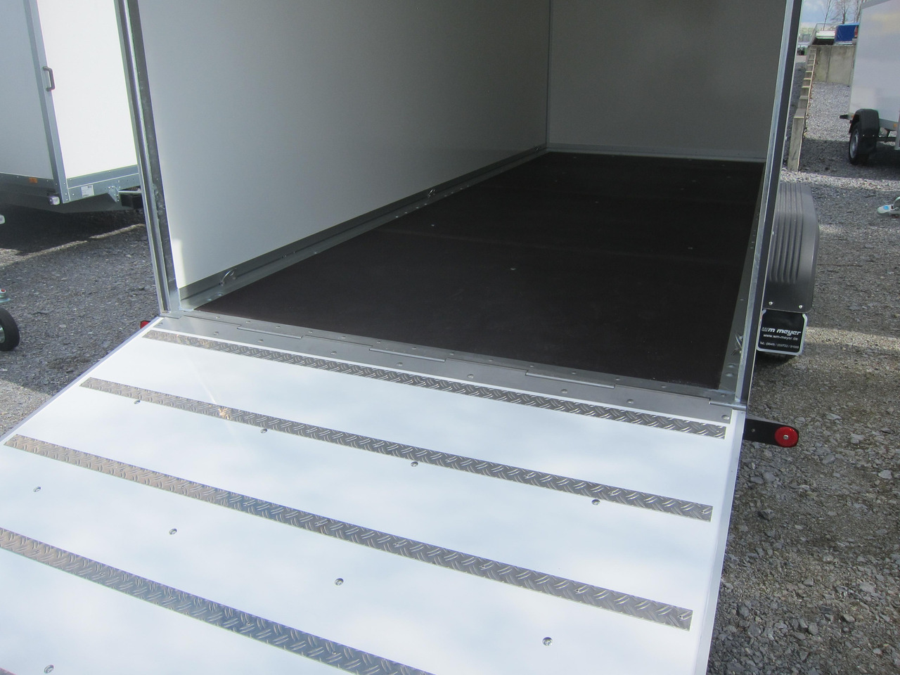 WM Meyer Koffer AZ 3560/200 S40 601x200x225cm extrahoch Heckrampe 3500kg preorder Aktion - Closed box trailer: picture 2 WM Meyer Koffer AZ 3560/200 S40 601x200x225cm extrahoch Heckrampe 3500kg preorder Aktion - Closed box trailer: picture 2