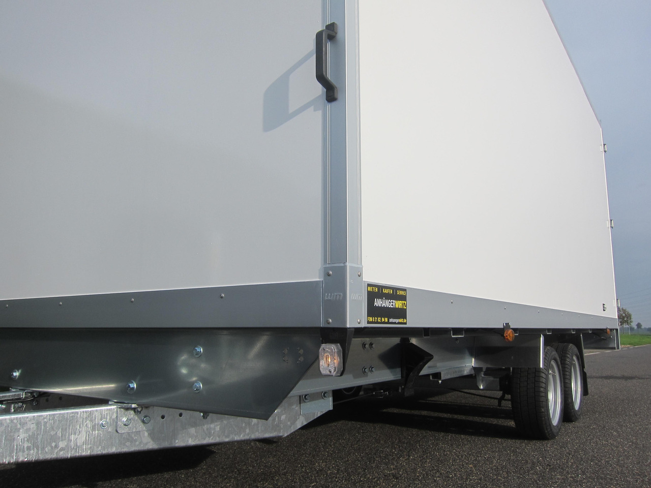 WM Meyer Kofferanhänger AZHLC 2750/210 S40 501x210x205cm niedrig Fahrgestell 13" (XXL) 2700kg - Closed box trailer: picture 3 WM Meyer Kofferanhänger AZHLC 2750/210 S40 501x210x205cm niedrig Fahrgestell 13" (XXL) 2700kg - Closed box trailer: picture 3