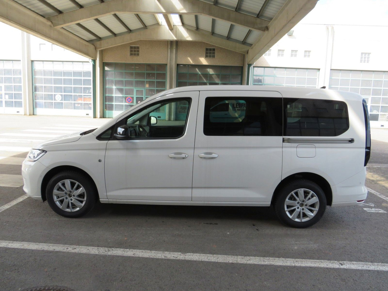 Volkswagen Caddy Maxi 2.0 TDI Rollstuhlumbau Taxirampe - Car: picture 3 Volkswagen Caddy Maxi 2.0 TDI Rollstuhlumbau Taxirampe - Car: picture 3