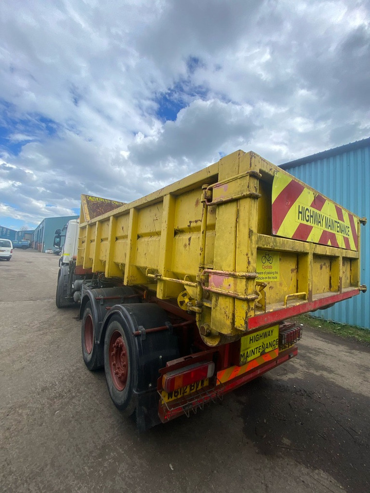 Scania 94D 260 6x2 Rigid - Hook lift truck, Crane truck: picture 3 Scania 94D 260 6x2 Rigid - Hook lift truck, Crane truck: picture 3