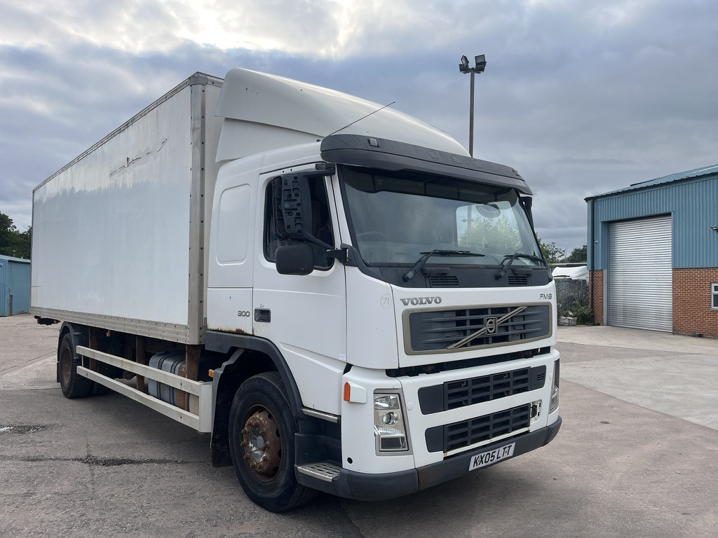 Volvo FM9 300 4x2 Box Van - Closed box van: picture 2 Volvo FM9 300 4x2 Box Van - Closed box van: picture 2