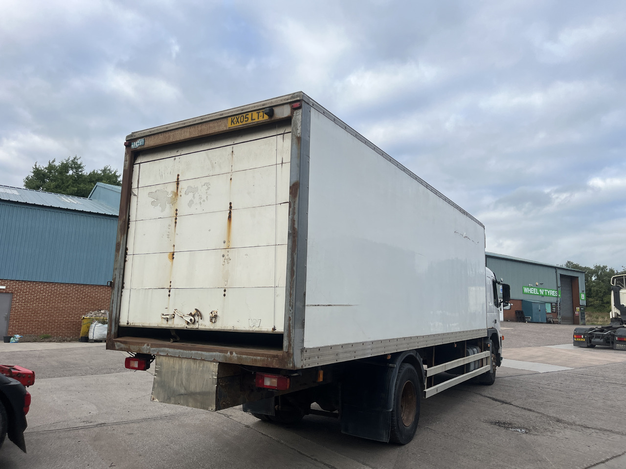 Volvo FM9 300 - Closed box van: picture 3 Volvo FM9 300 - Closed box van: picture 3