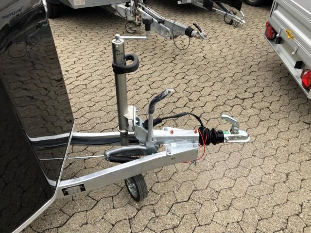 Cheval Liberte Debon Cargo 2 Poly + Türe schwarz Aluräder 1300 kg, 100 km/h, 300x155x168cm - Closed box trailer: picture 2 Cheval Liberte Debon Cargo 2 Poly + Türe schwarz Aluräder 1300 kg, 100 km/h, 300x155x168cm - Closed box trailer: picture 2