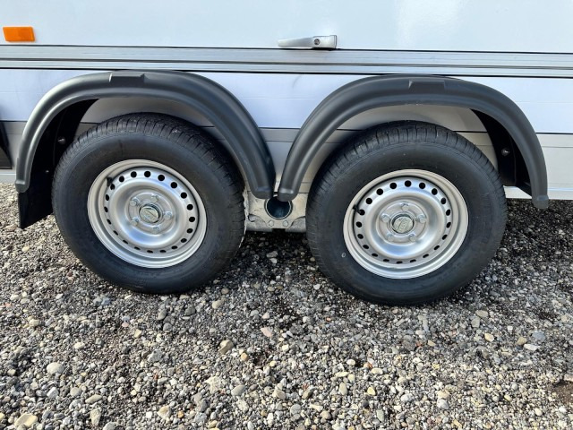 Cheval Liberte Debon Roadster 500 Sandwich Verkaufsklappe 2600 kg, 100 km/h, 320x167x200cm - Closed box trailer: picture 4 Cheval Liberte Debon Roadster 500 Sandwich Verkaufsklappe 2600 kg, 100 km/h, 320x167x200cm - Closed box trailer: picture 4