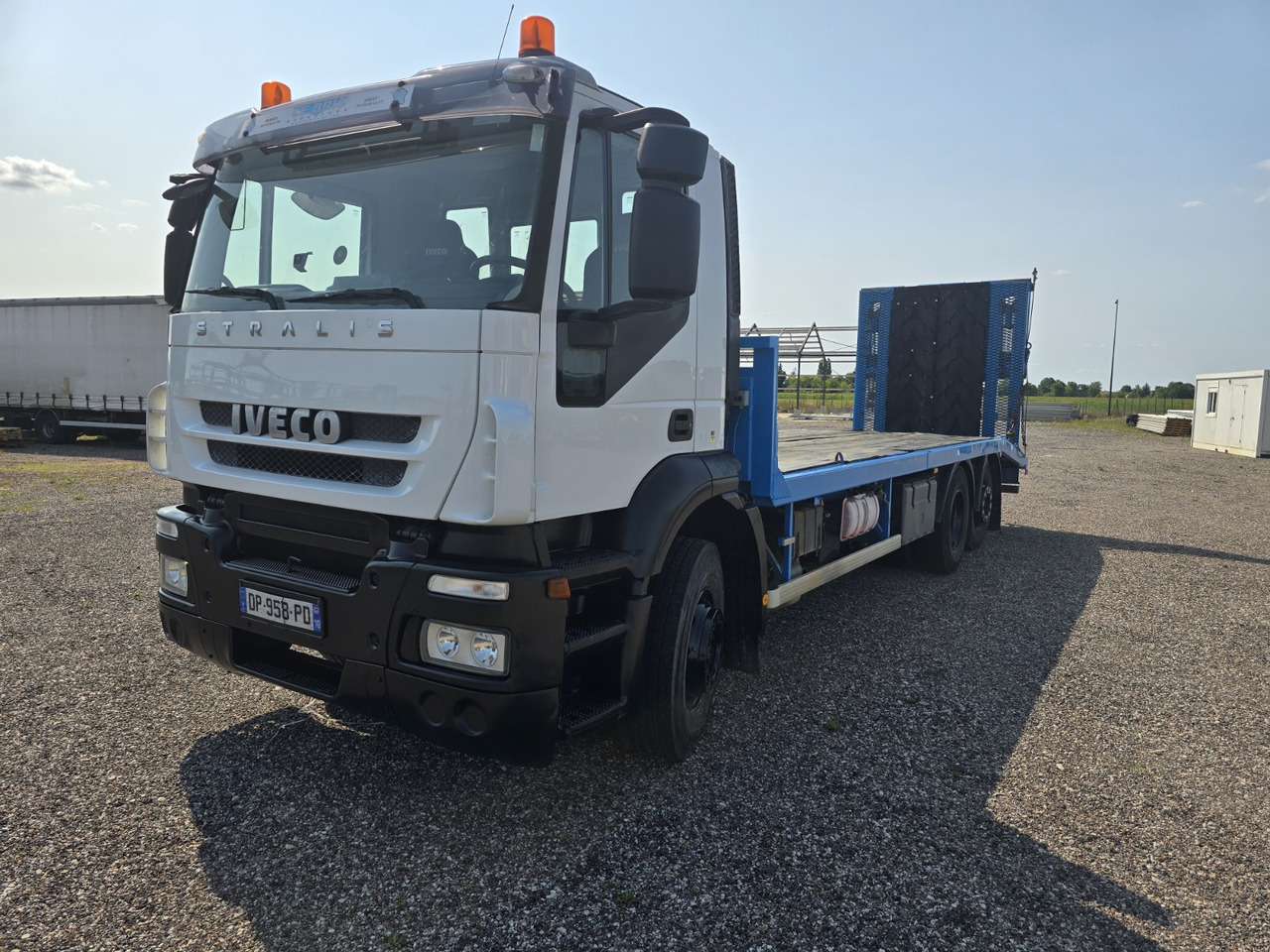 IVECO 260S33 - Car transporter truck: picture 1 IVECO 260S33 - Car transporter truck: picture 1