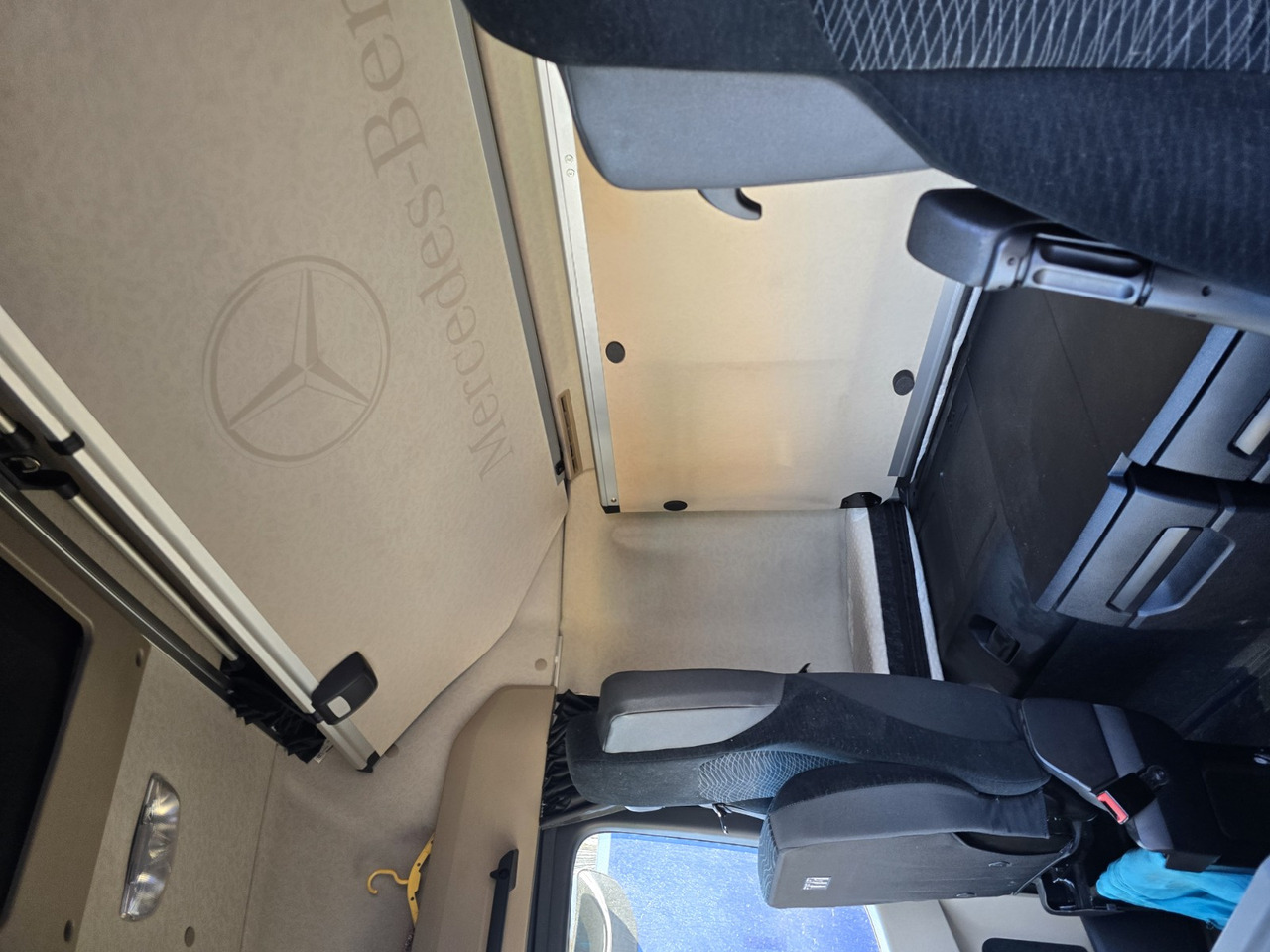 Box truck MERCEDES-BENZ 1833: picture 9