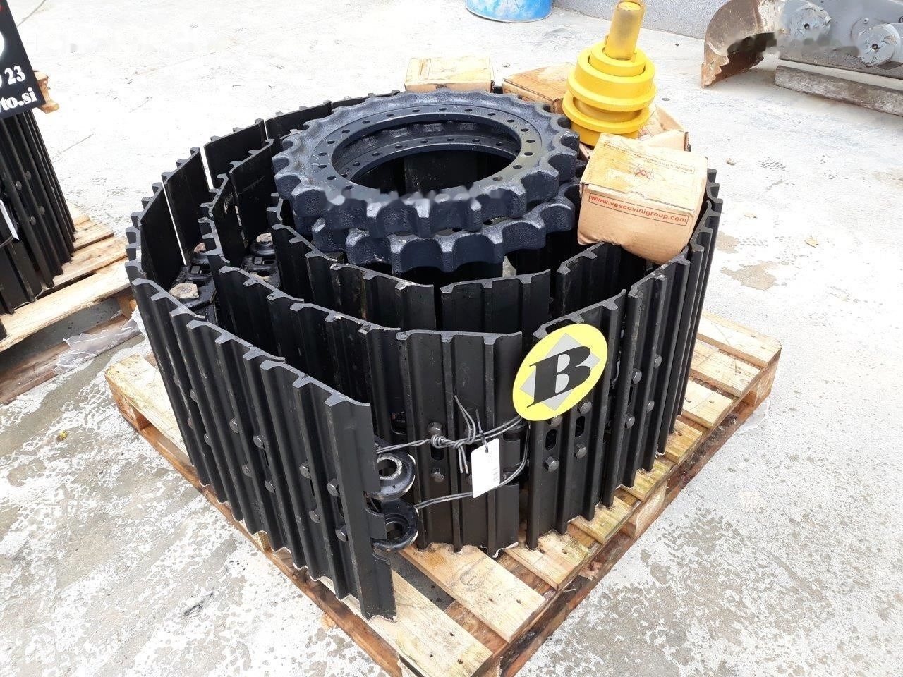 - Track for Excavator: picture 1 - Track for Excavator: picture 1
