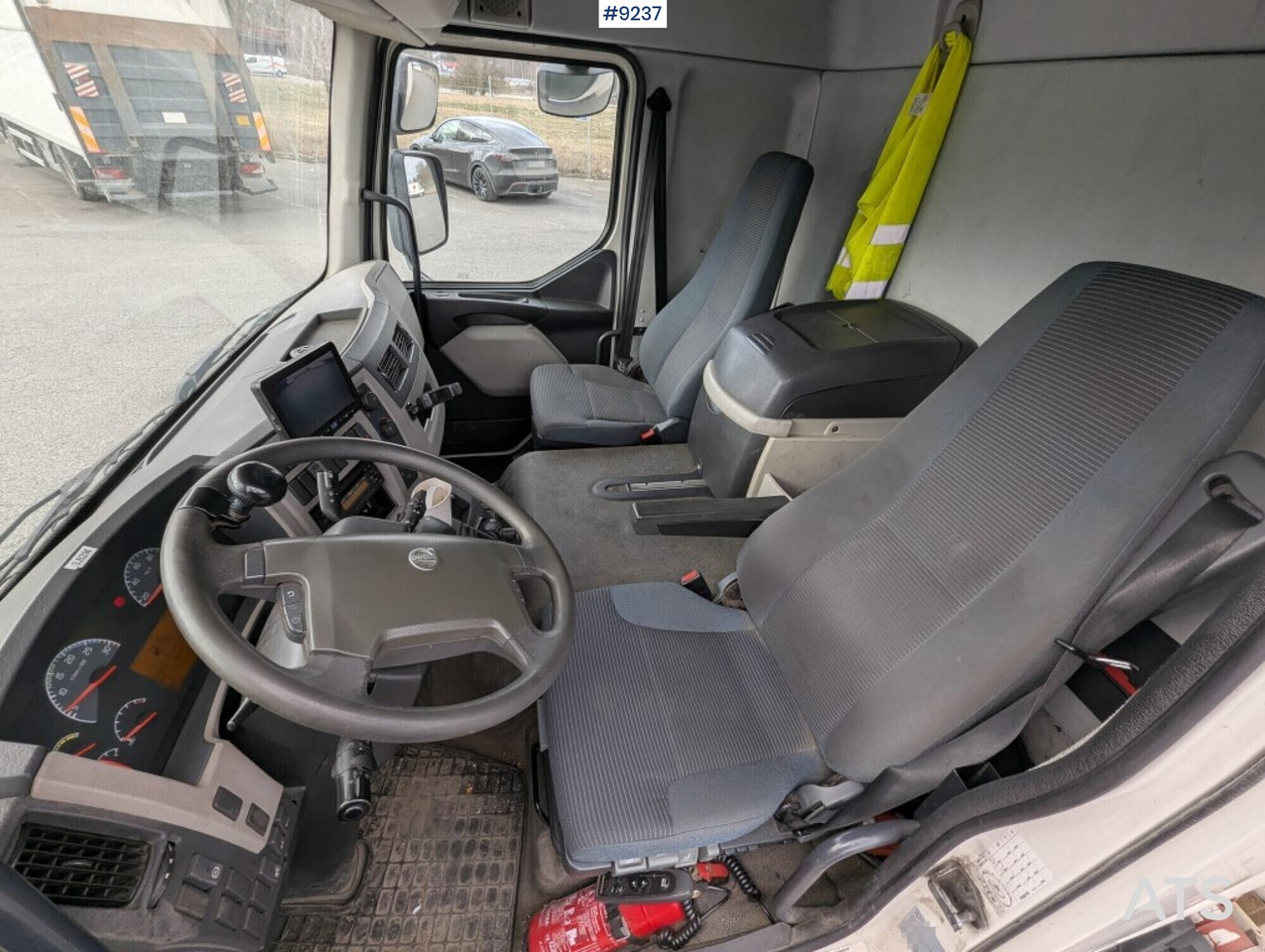 Refrigerated Box truck Volvo FL 260 4X2 with tail lift (SEE VIDEO) - Refrigerated truck: picture 5 Refrigerated Box truck Volvo FL 260 4X2 with tail lift (SEE VIDEO) - Refrigerated truck: picture 5