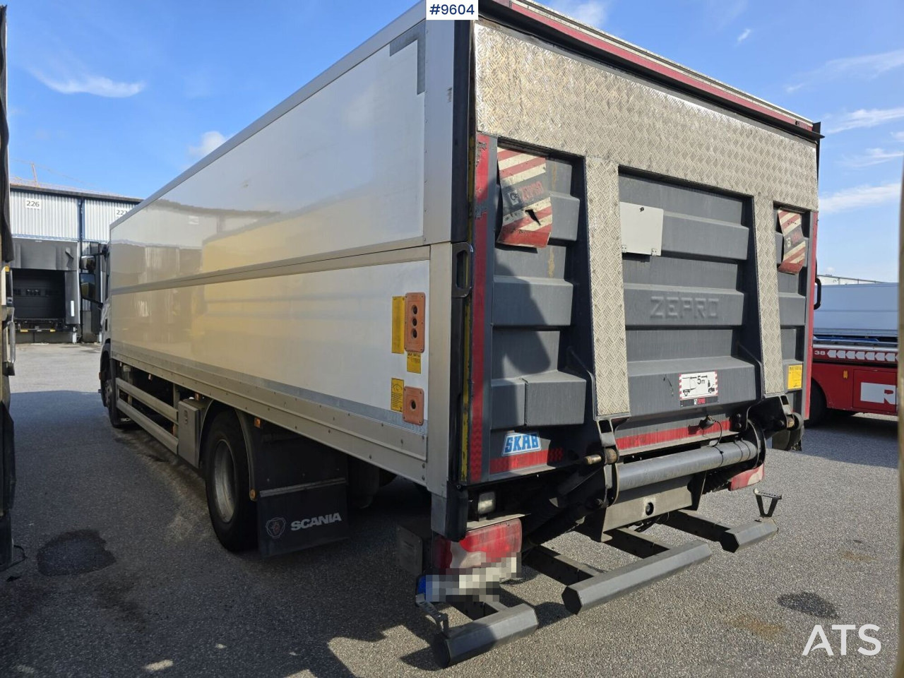 Scania P250 Liftable and lowerable body - Box truck: picture 4 Scania P250 Liftable and lowerable body - Box truck: picture 4