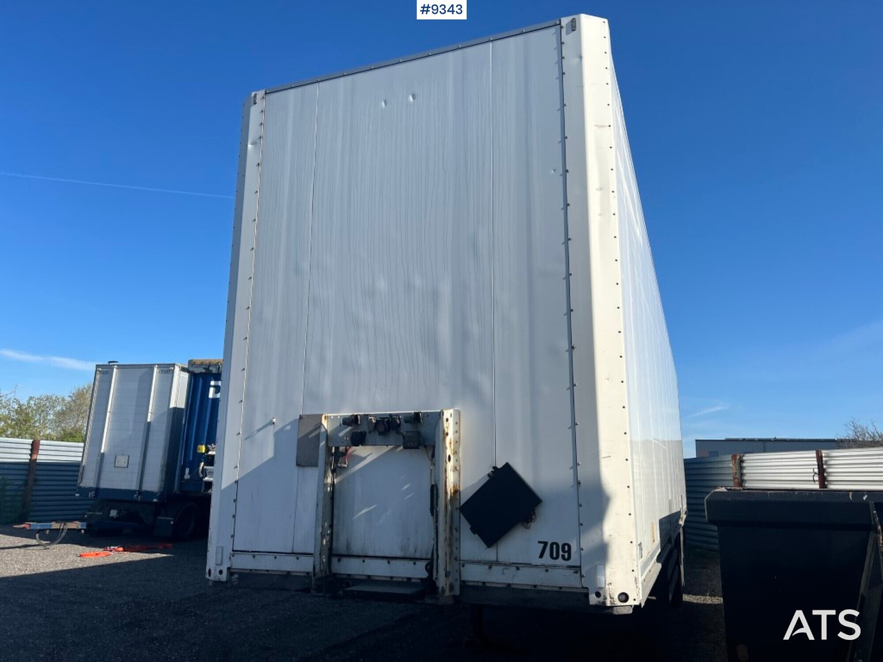 Trailer- SCHMITZ CARGOBULL - Closed box semi-trailer: picture 1 Trailer- SCHMITZ CARGOBULL - Closed box semi-trailer: picture 1