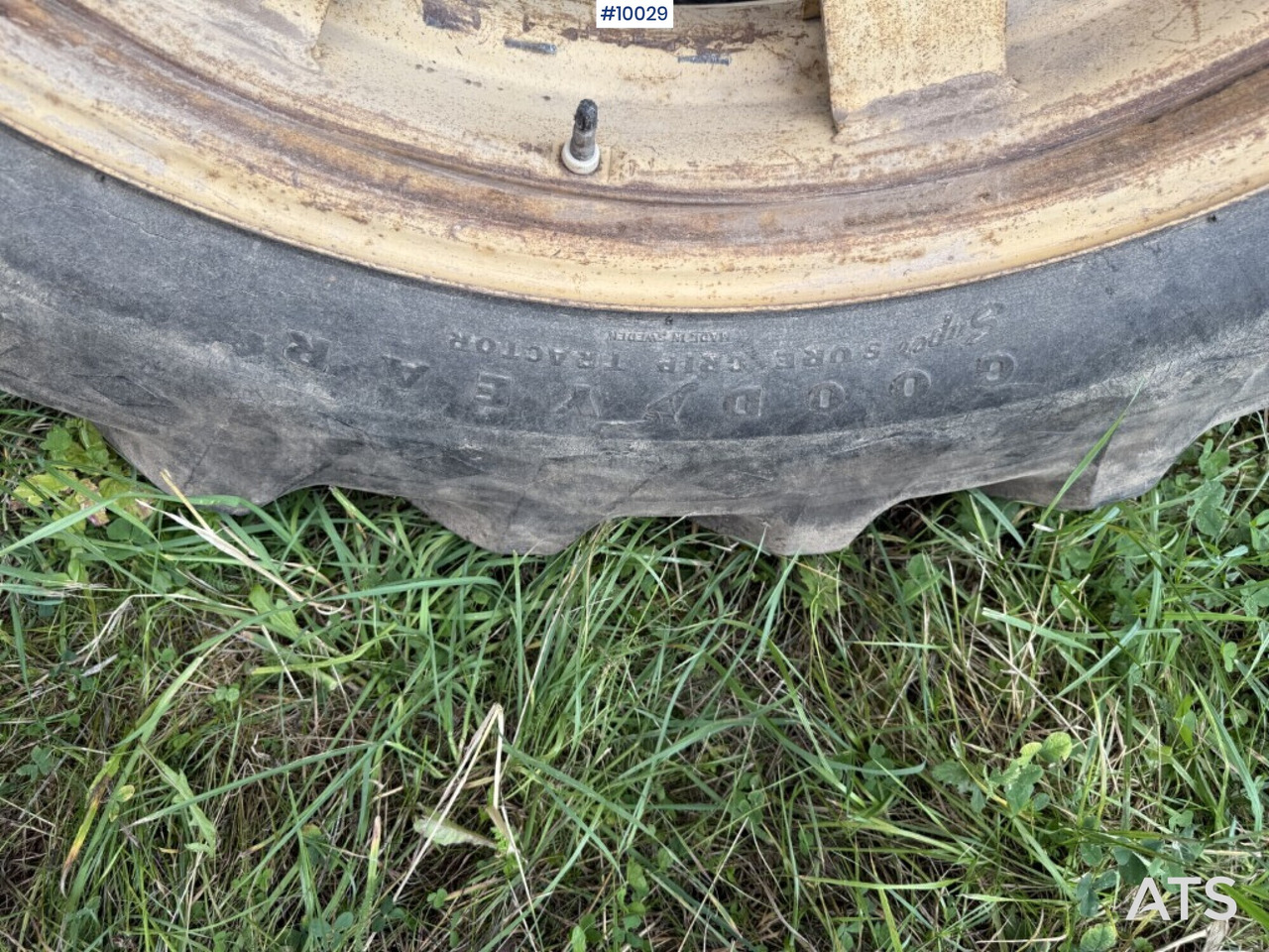 Traktordäck med ringar Goodyear 13.6-38 (4,500:- ex moms) - Wheel and tire package for Farm tractor: picture 5 Traktordäck med ringar Goodyear 13.6-38 (4,500:- ex moms) - Wheel and tire package for Farm tractor: picture 5