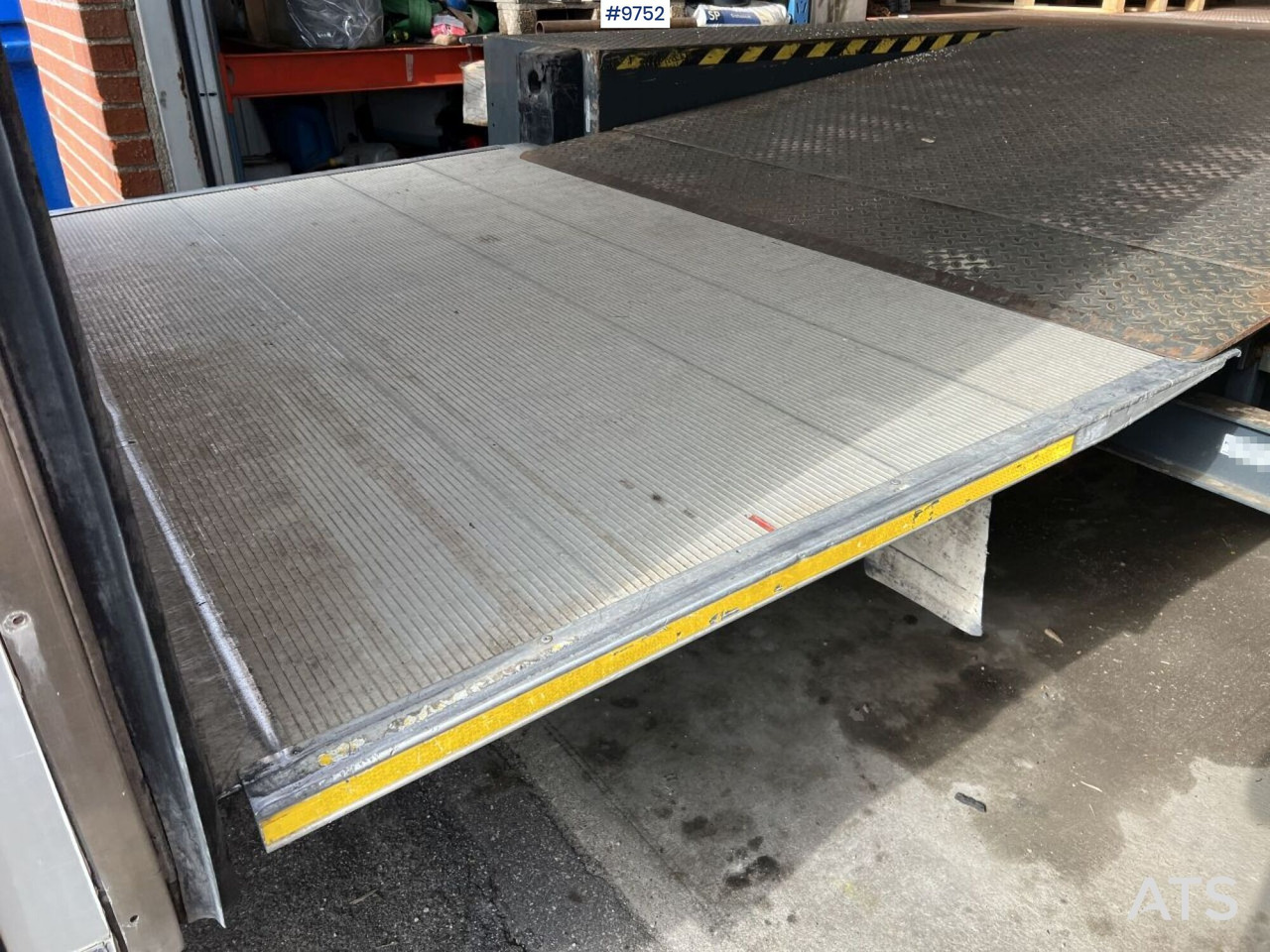 Volkswagen Crafter with tail lift - Closed box van: picture 5 Volkswagen Crafter with tail lift - Closed box van: picture 5