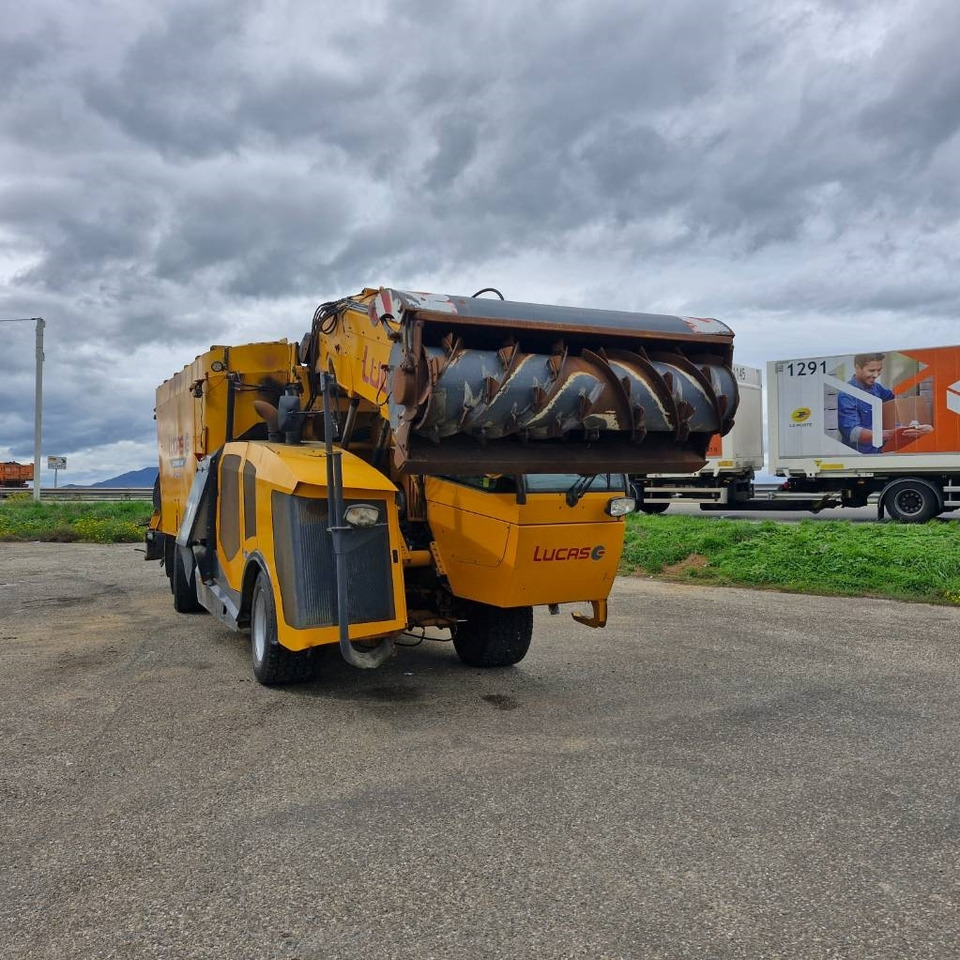 Lucas Autospire G240 - Forage mixer wagon: picture 1 Lucas Autospire G240 - Forage mixer wagon: picture 1