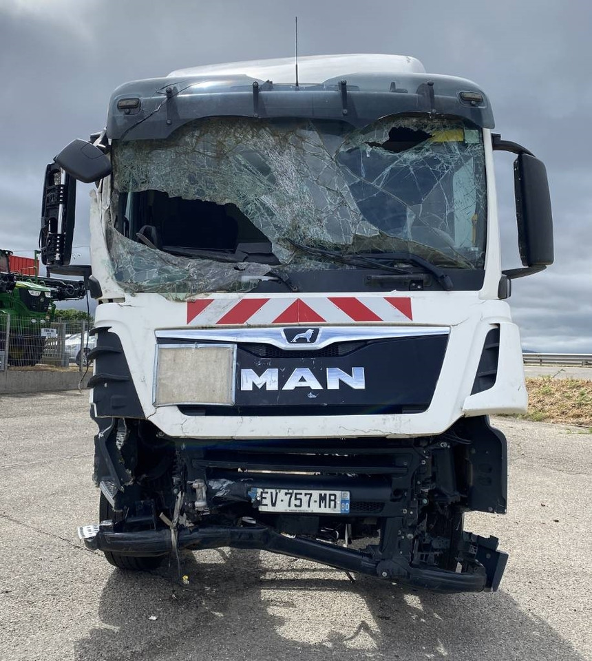 MAN TGS 18.320 *VENDU SANS MOTEUR NI BOITE DE VITESSE* - Cab chassis truck: picture 2 MAN TGS 18.320 *VENDU SANS MOTEUR NI BOITE DE VITESSE* - Cab chassis truck: picture 2
