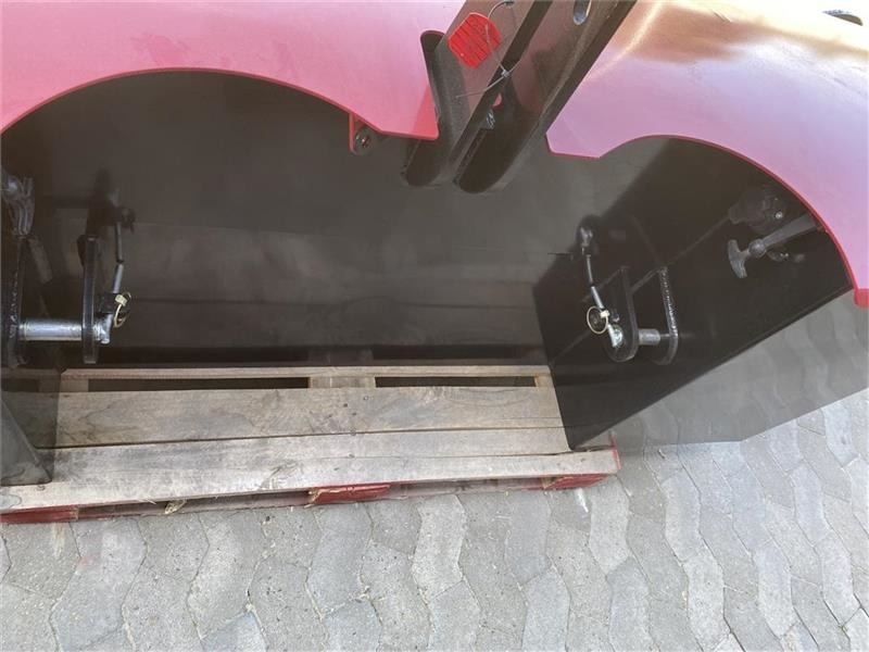 Case IH Frontvægtklods 1800 kg med lys - Counterweight: picture 3 Case IH Frontvægtklods 1800 kg med lys - Counterweight: picture 3