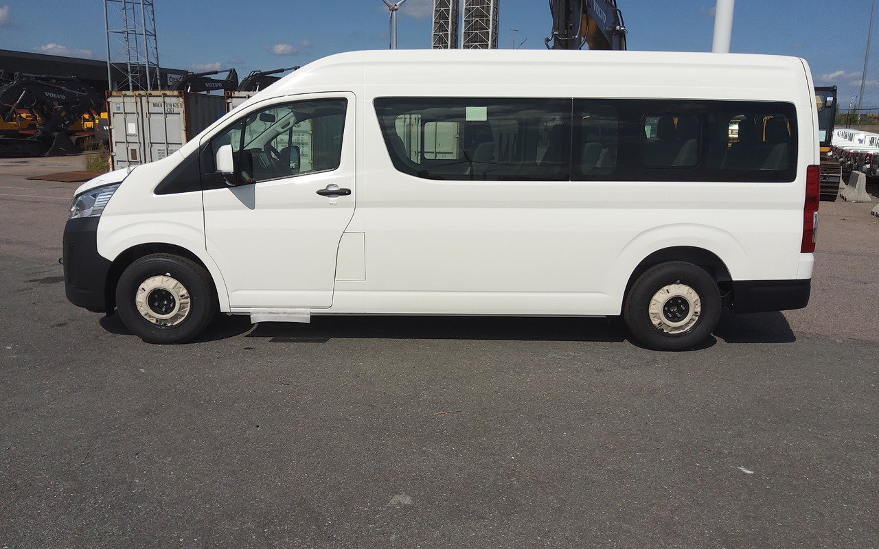 Toyota Hiace HIGH ROOF / TOIT HAUT 3.5L Petrol Manual - Minibus, People carrier: picture 3 Toyota Hiace HIGH ROOF / TOIT HAUT 3.5L Petrol Manual - Minibus, People carrier: picture 3