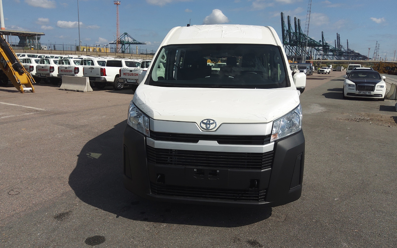 Toyota Hiace HIGH ROOF / TOIT HAUT 3.5L Petrol Manual - Minibus, People carrier: picture 2 Toyota Hiace HIGH ROOF / TOIT HAUT 3.5L Petrol Manual - Minibus, People carrier: picture 2