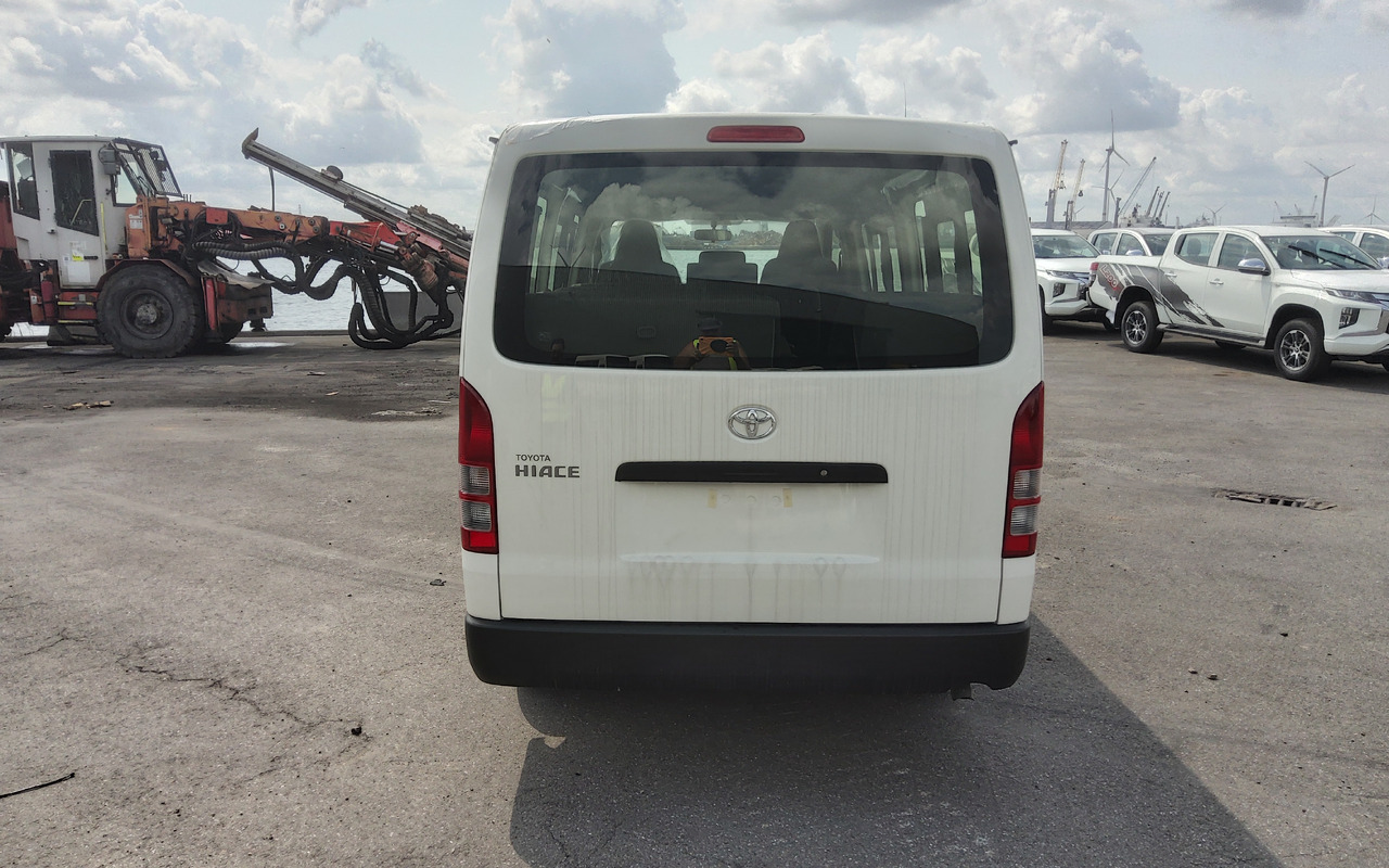 Toyota Hiace STANDARD ROOF 2.5L Diesel Manual - Minibus, People carrier: picture 5 Toyota Hiace STANDARD ROOF 2.5L Diesel Manual - Minibus, People carrier: picture 5