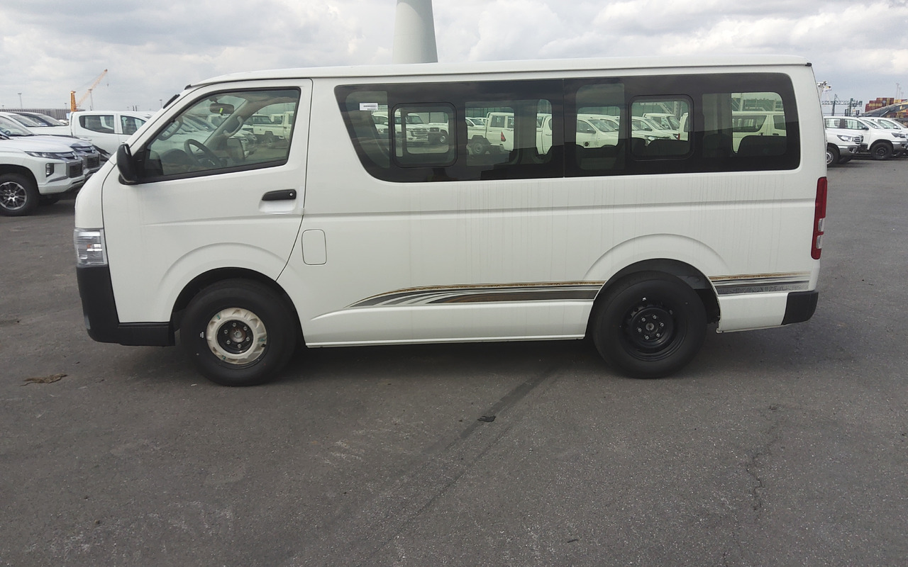 Toyota Hiace STANDARD ROOF 2.5L Diesel Manual - Minibus, People carrier: picture 3 Toyota Hiace STANDARD ROOF 2.5L Diesel Manual - Minibus, People carrier: picture 3