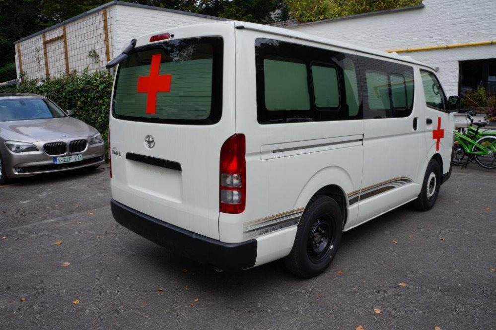 Toyota Hiace STANDARD ROOF ambulance 2.5L Diesel Manual - Minibus, People carrier: picture 4 Toyota Hiace STANDARD ROOF ambulance 2.5L Diesel Manual - Minibus, People carrier: picture 4