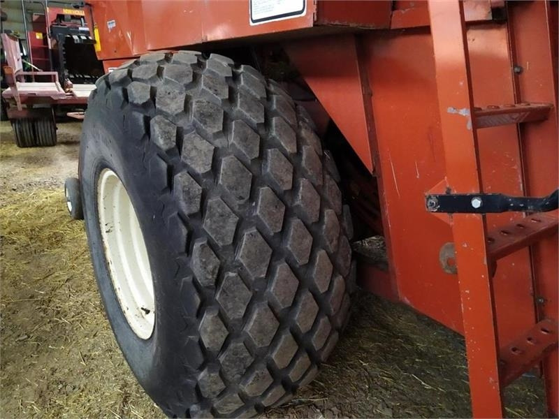 Hesston 4900 - Square baler: picture 5 Hesston 4900 - Square baler: picture 5