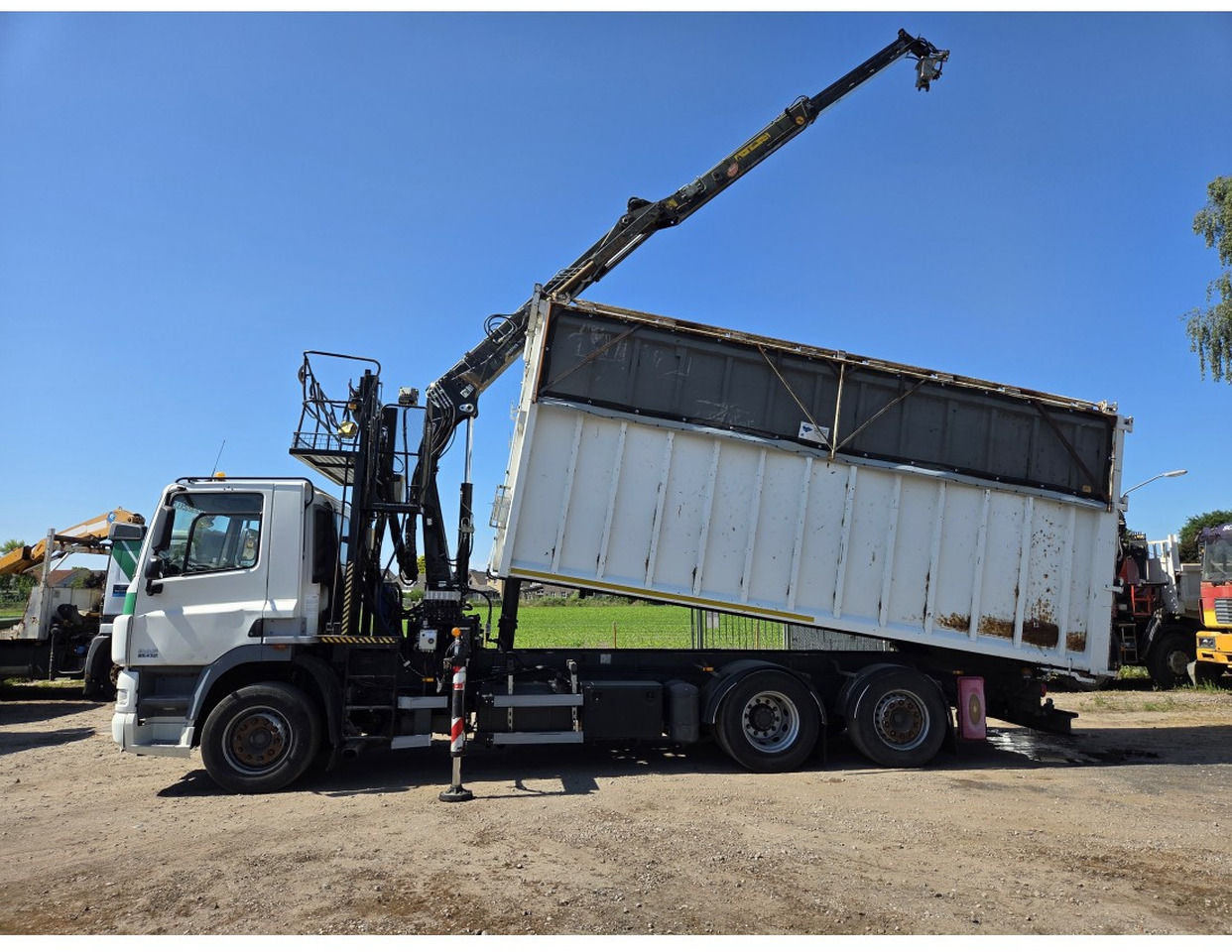 DAF CF85.410 6x2 steering axle lenk Tipper Crane HIAB J1320Z - Tipper, Crane truck: picture 2 DAF CF85.410 6x2 steering axle lenk Tipper Crane HIAB J1320Z - Tipper, Crane truck: picture 2