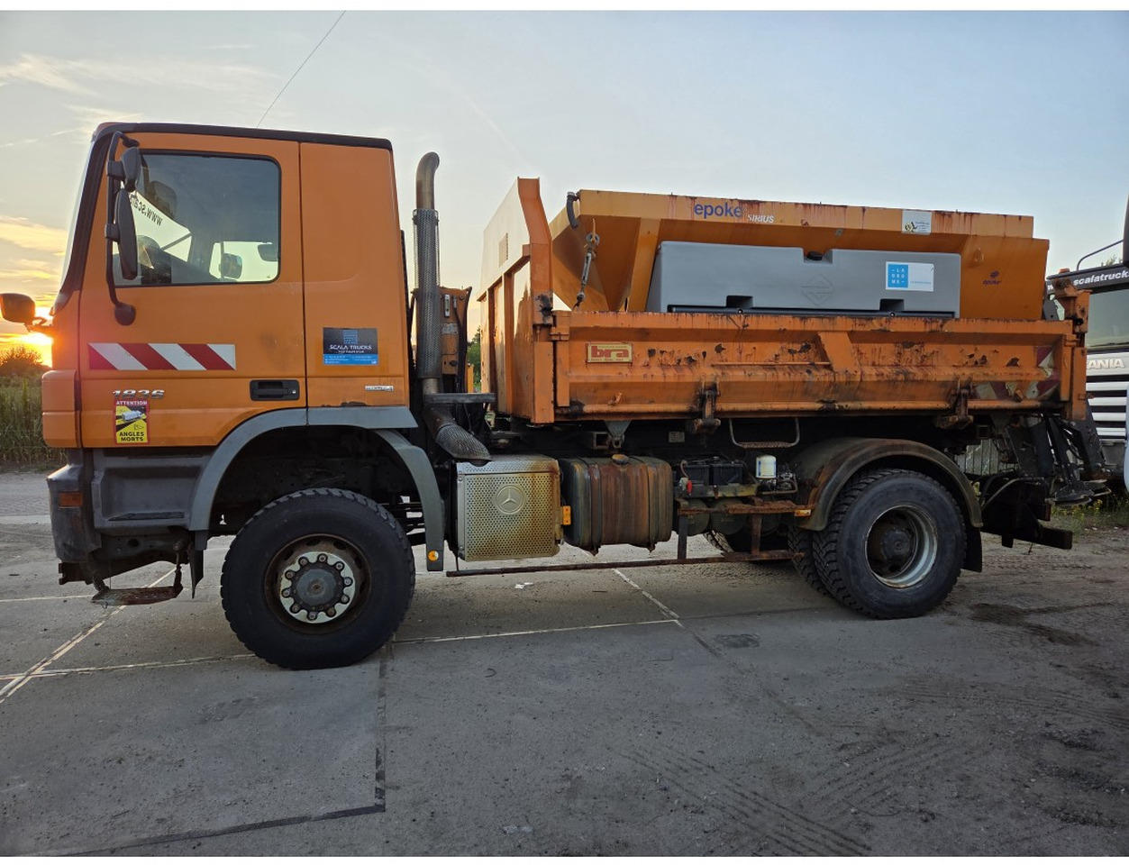 MERCEDES ACTROS 1836 4X4 TIPPER possible to buy with salt spreader - Tipper: picture 3 MERCEDES ACTROS 1836 4X4 TIPPER possible to buy with salt spreader - Tipper: picture 3