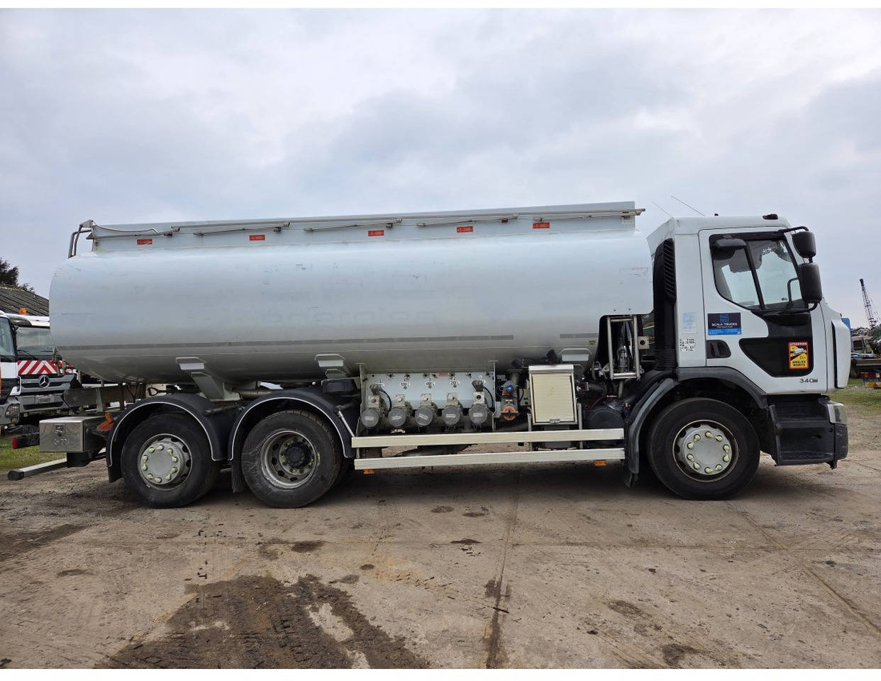 Renault Premium 340 6x2 Fuel Tank 18.540 L 3 compart Steering Axle Retarder Manual gearbox - Tanker truck: picture 3 Renault Premium 340 6x2 Fuel Tank 18.540 L 3 compart Steering Axle Retarder Manual gearbox - Tanker truck: picture 3