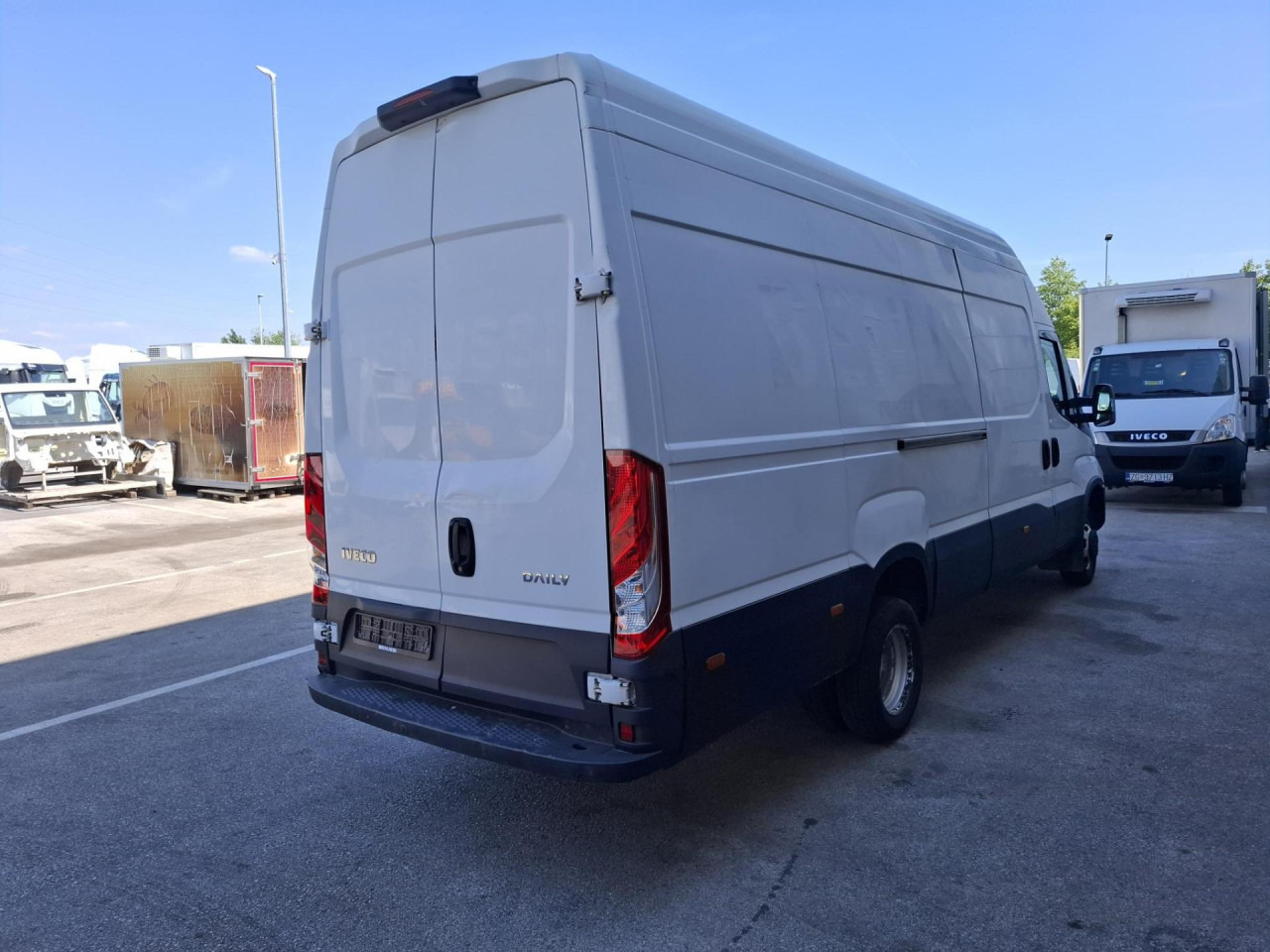 IVECO Daily 35C16V - People carrier: picture 3 IVECO Daily 35C16V - People carrier: picture 3