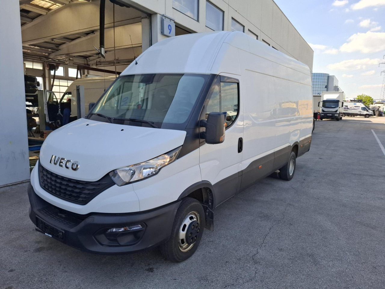 IVECO Daily 35C16V - People carrier: picture 1 IVECO Daily 35C16V - People carrier: picture 1