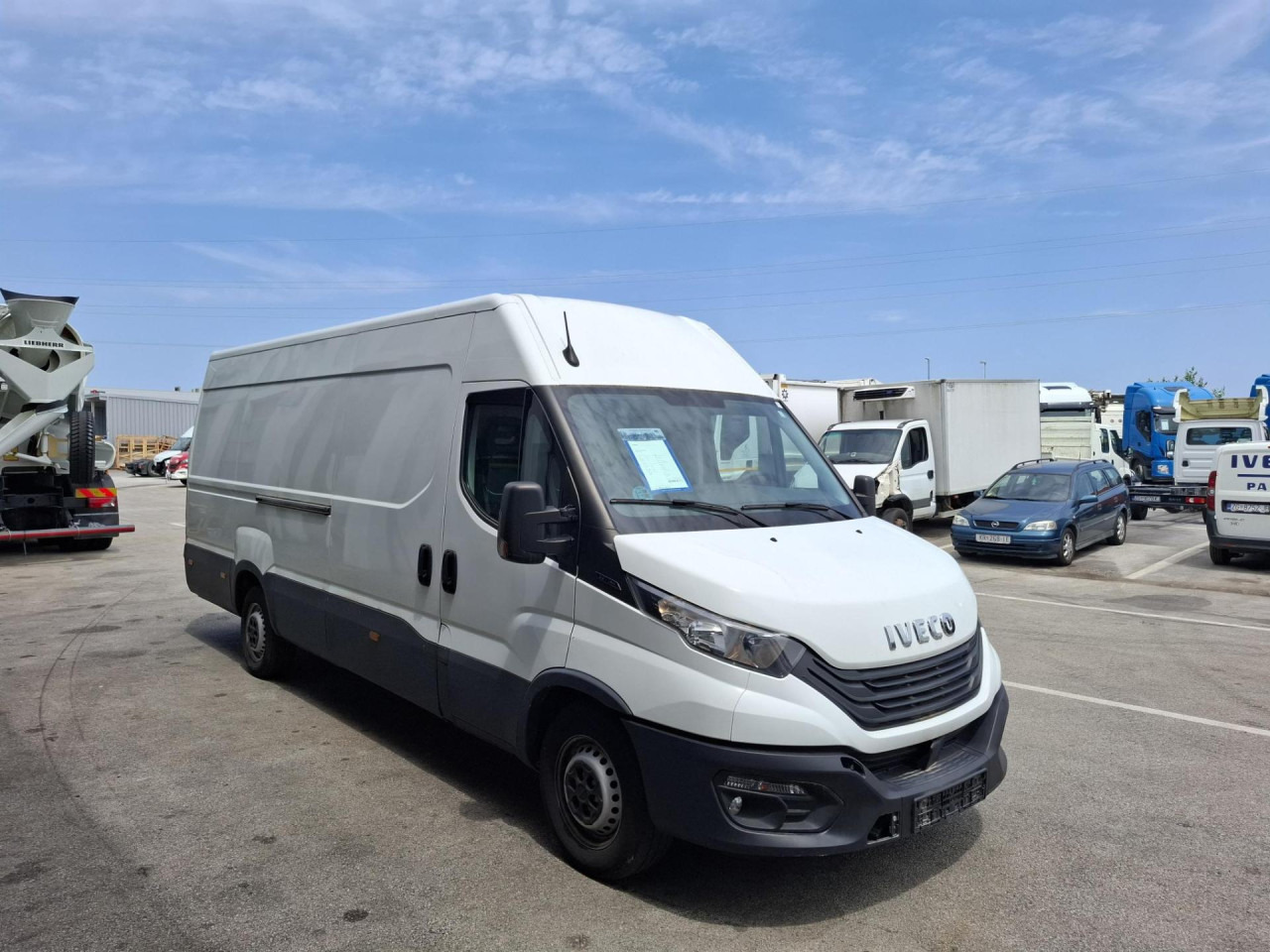 IVECO Daily 35S16V - People carrier: picture 2 IVECO Daily 35S16V - People carrier: picture 2