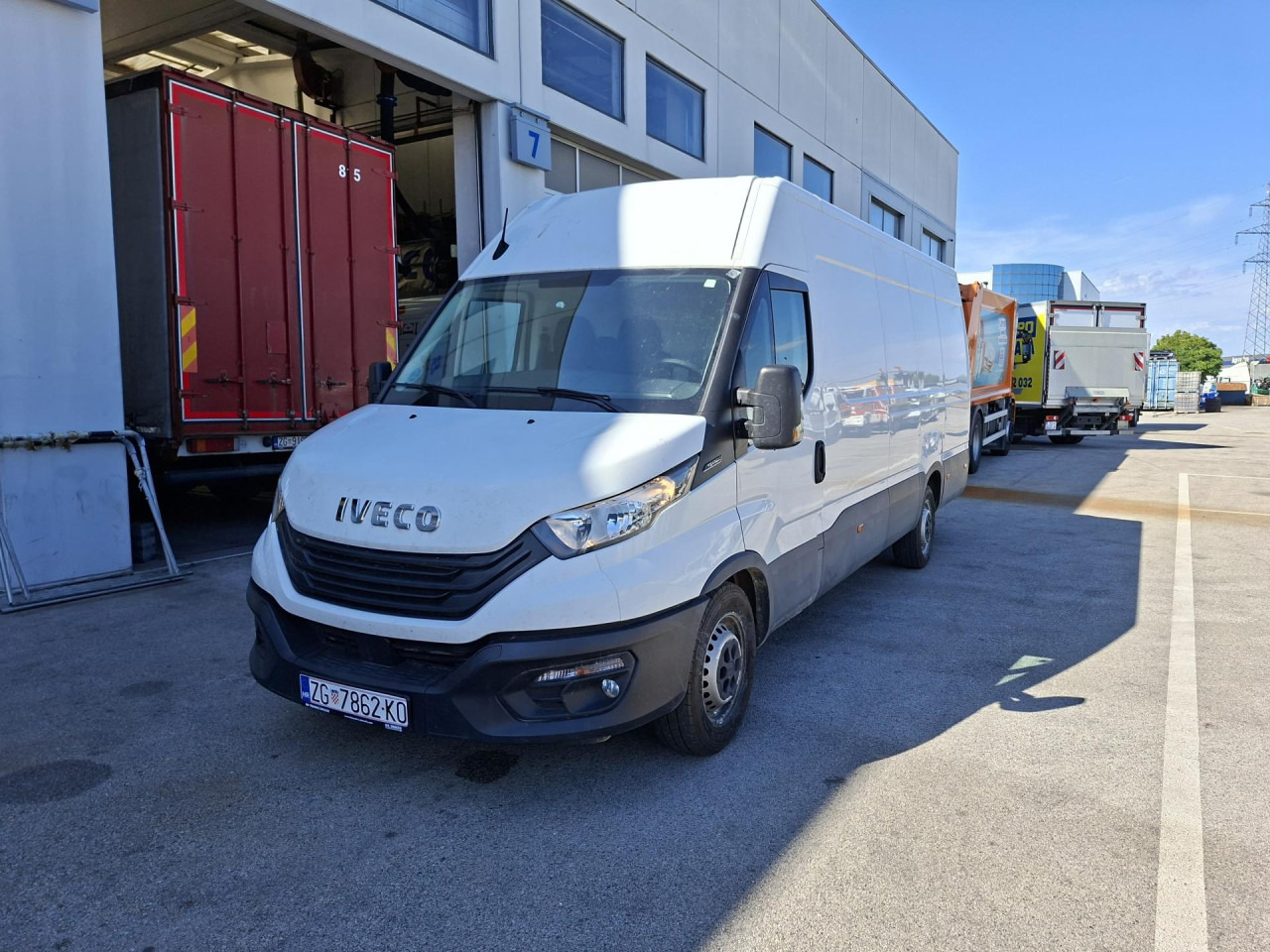IVECO Daily 35S16V - People carrier: picture 2 IVECO Daily 35S16V - People carrier: picture 2