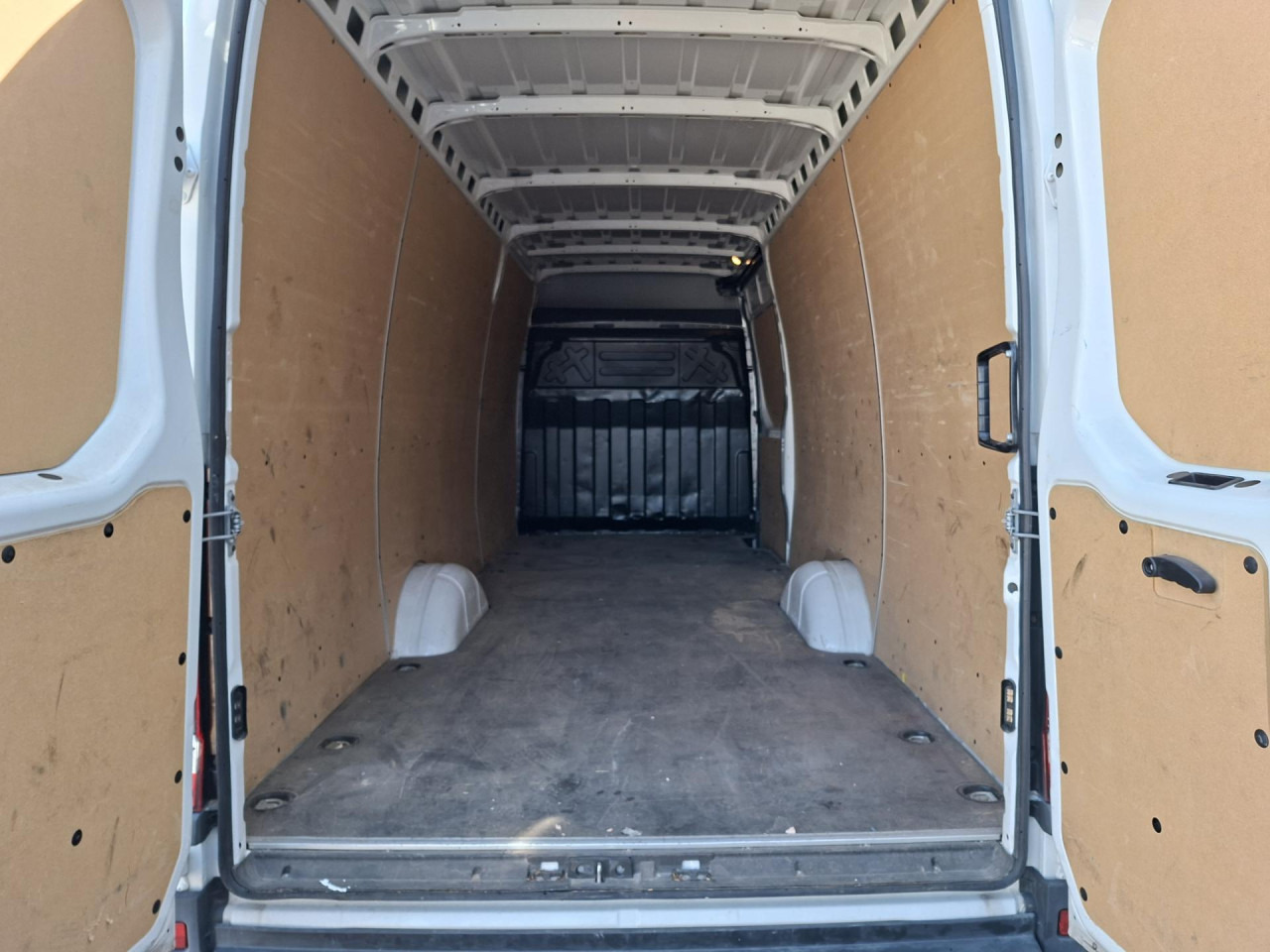 IVECO Daily 35S16V - People carrier: picture 5 IVECO Daily 35S16V - People carrier: picture 5